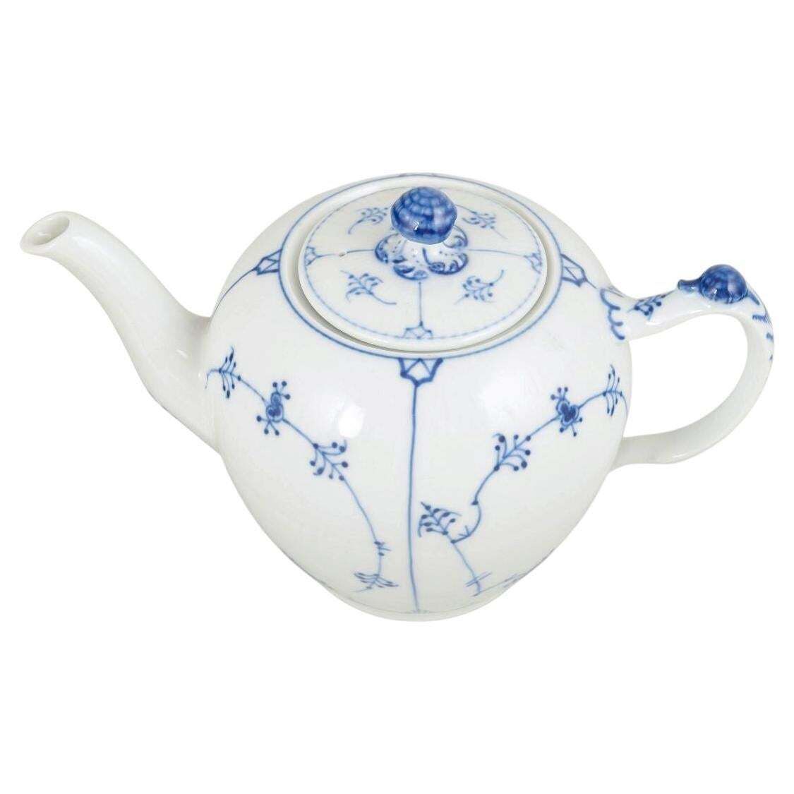 Royal Copenhagen. Théière Blue Fluted Plain en porcelaine, fin du XXe siècle. photo furniture