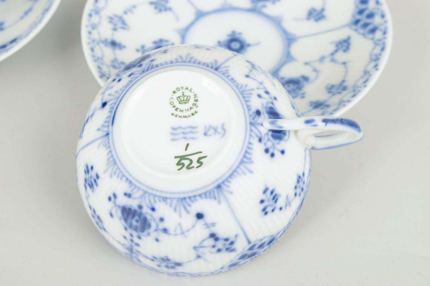 Royal Copenhagen. Blue Fluted Half Lace, deux tasses à thé avec soucoupes, années 1980. photo furniture