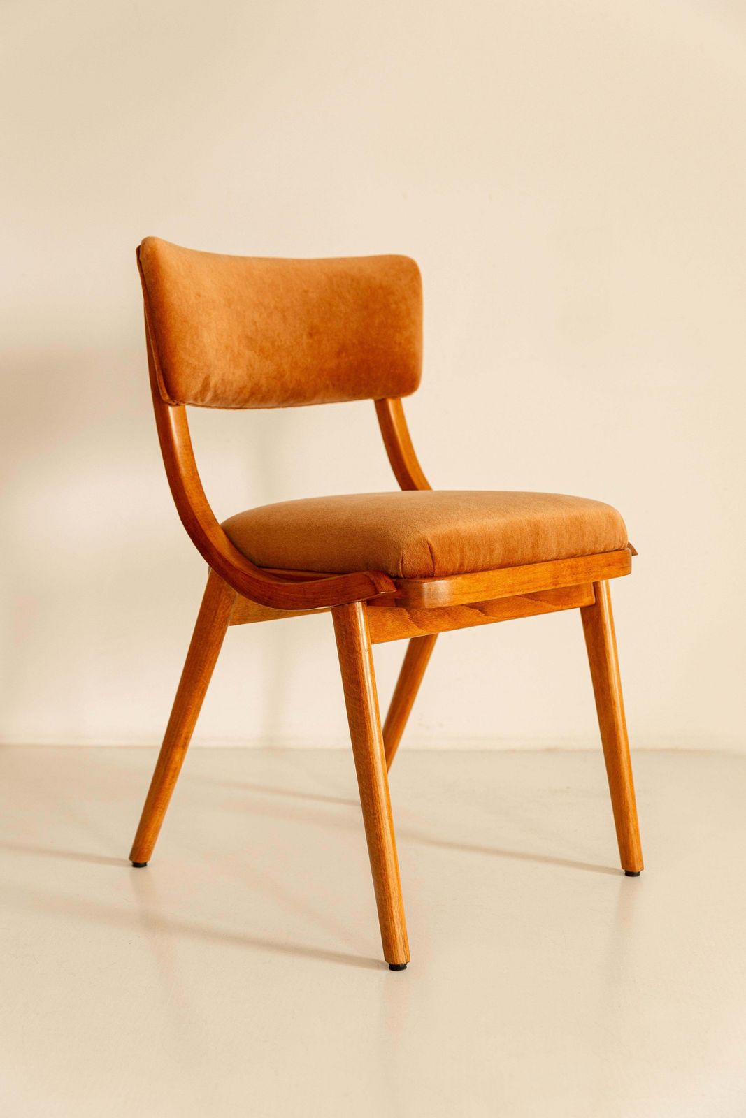 Set van acht mid-century modern Bumerang stoelen, roestkleurig velvet, Polen, ca. jaren 1960 photo furniture
