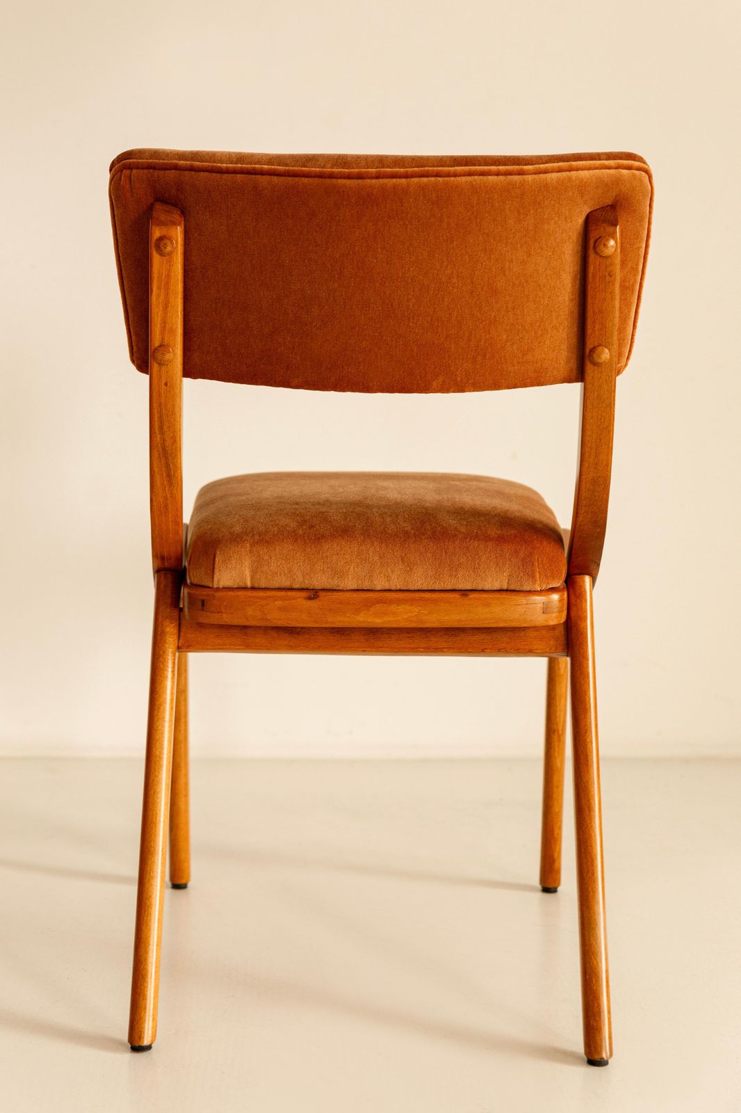 photo furniture Mid-Century Modern Bumerang Chair, Rust Velvet, Polen, jaren 1960