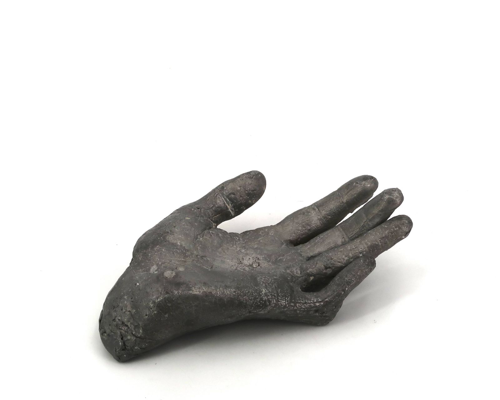 Gietijzeren opvangschaal in zilverkleur, vormgegeven als een hand, jaren 1970, sculptuur. photo furniture