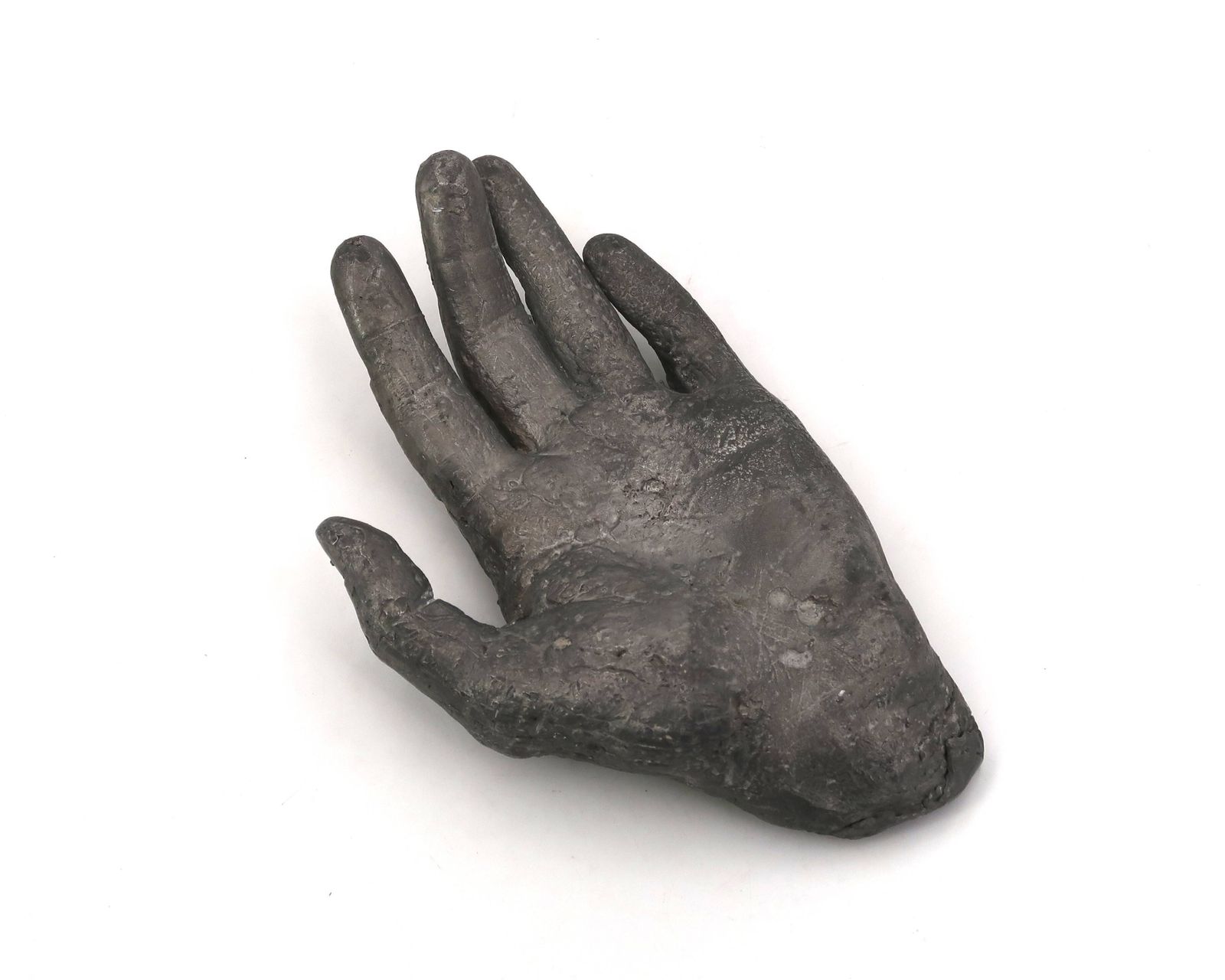 Gietijzeren opvangschaal in zilverkleur, vormgegeven als een hand, jaren 1970, sculptuur. photo for sale