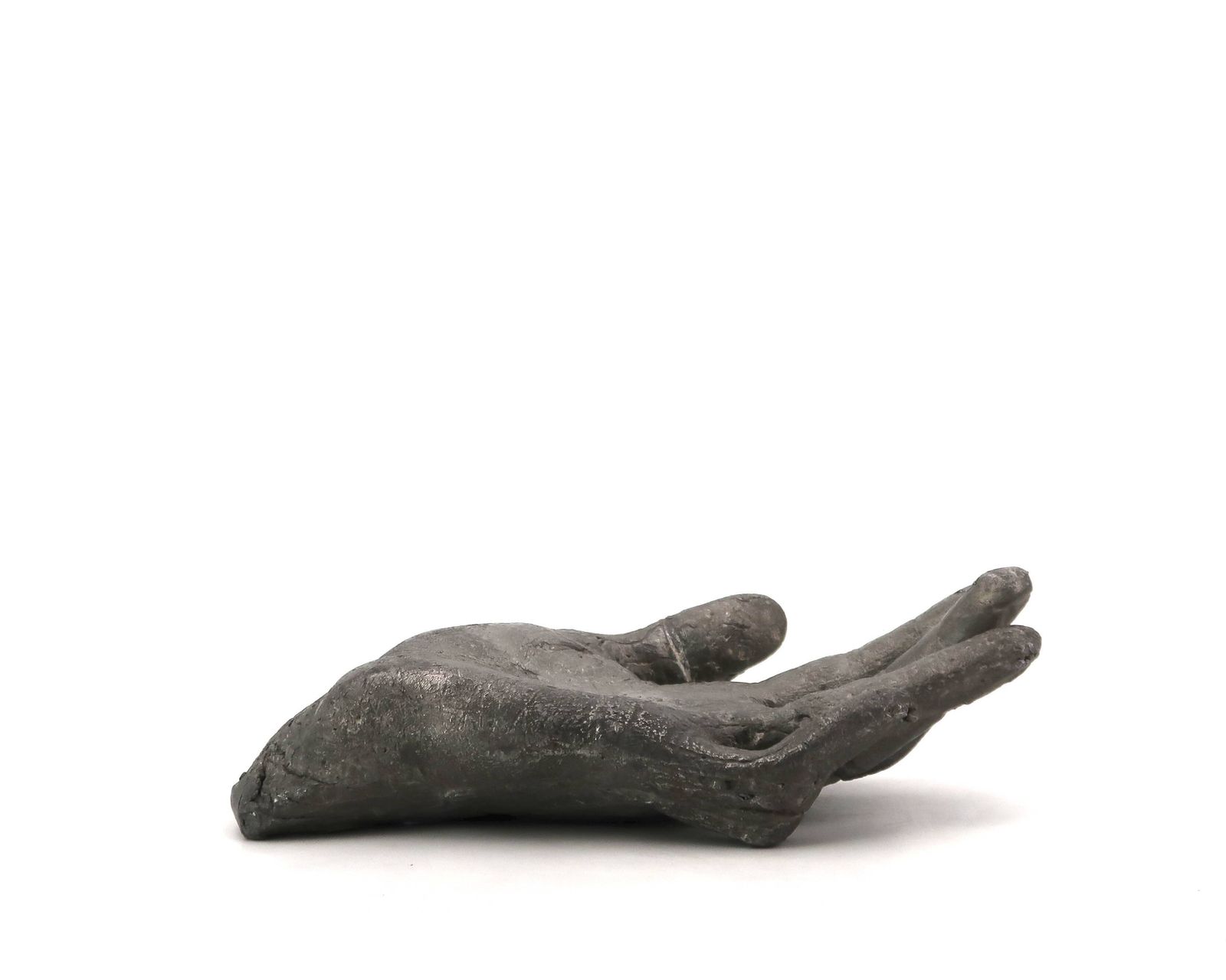 Gietijzeren opvangschaal in zilverkleur, vormgegeven als een hand, jaren 1970, sculptuur. photo vinterior