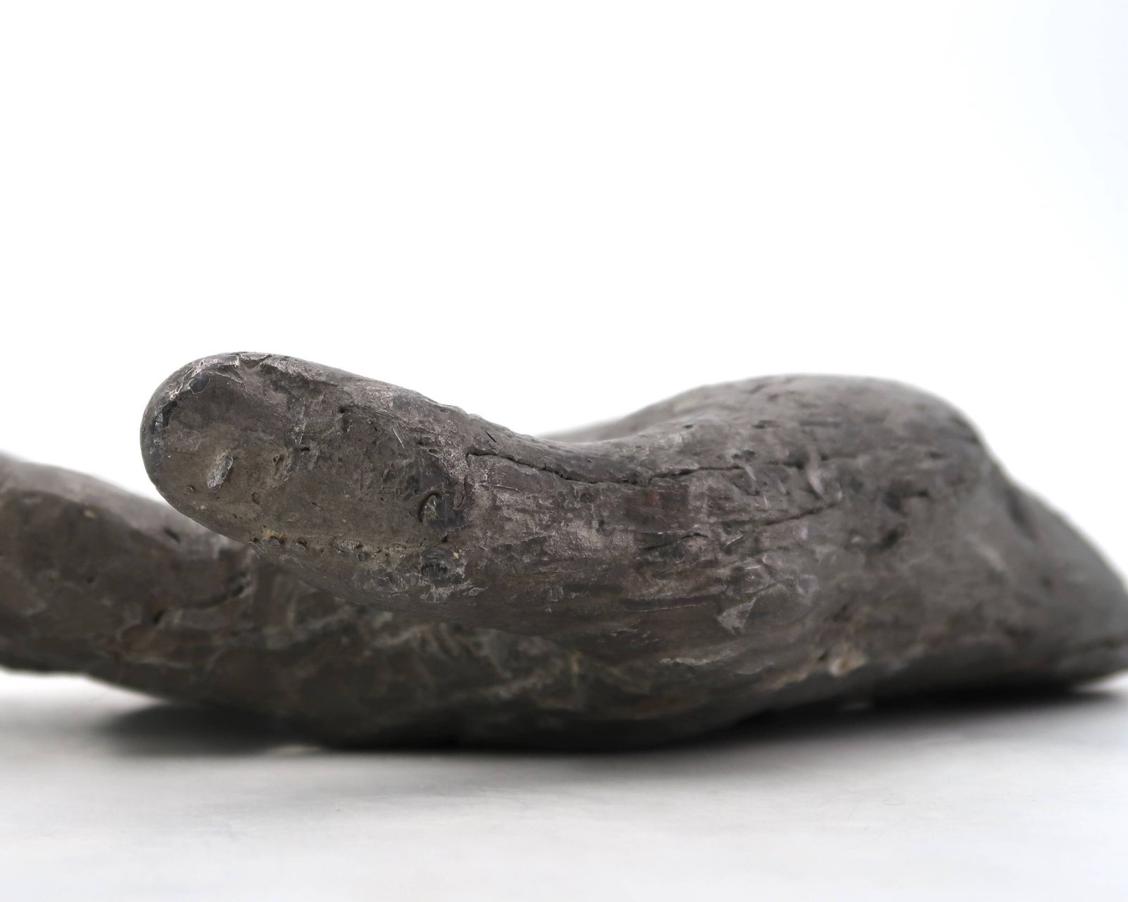 Gietijzeren opvangschaal in zilverkleur, vormgegeven als een hand, jaren 1970, sculptuur. photo vintage