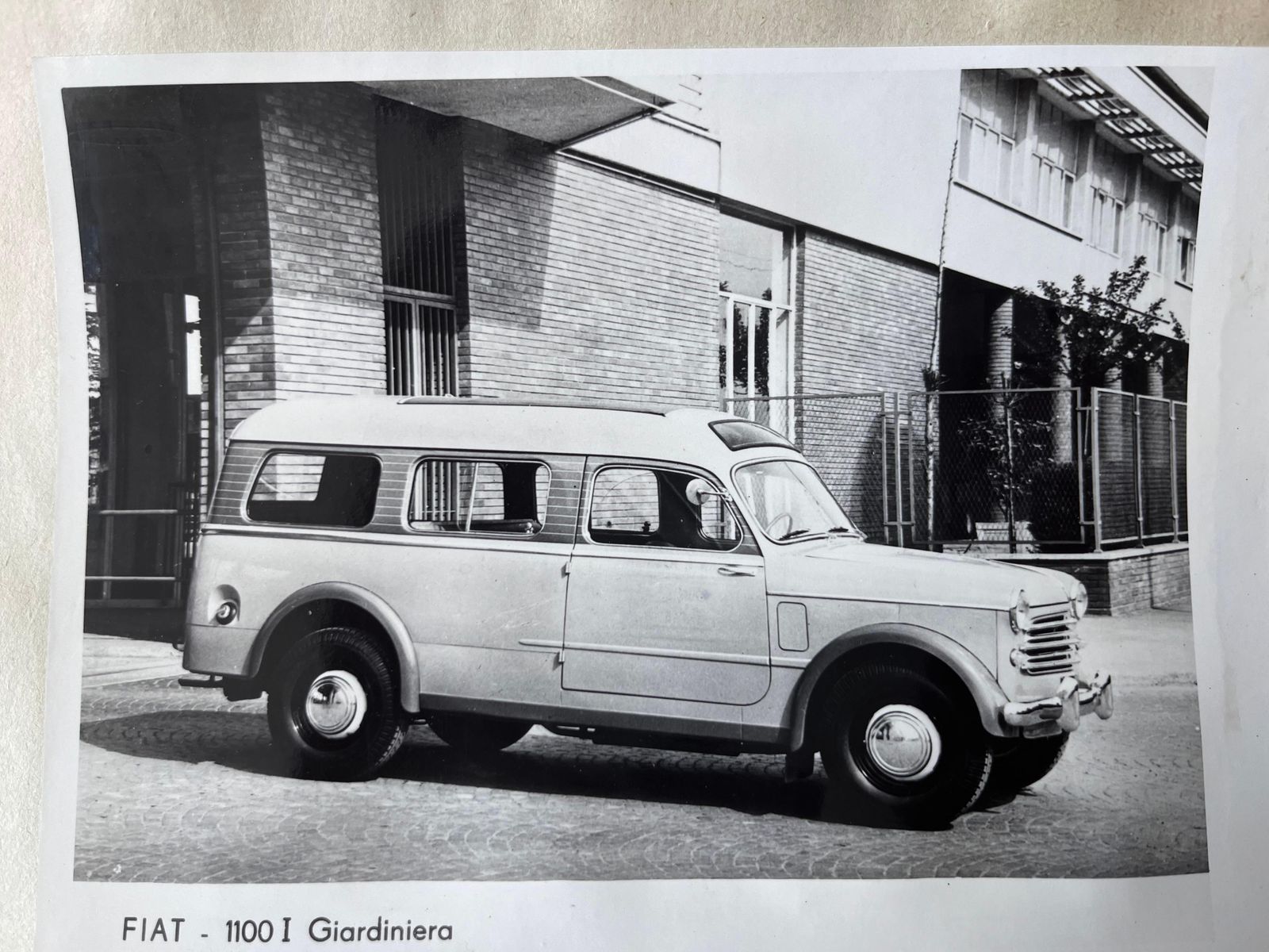 Originele foto's van een Fiat-auto en een Fiat Urbano-autobus, ca. jaren 1950 photo Kunst