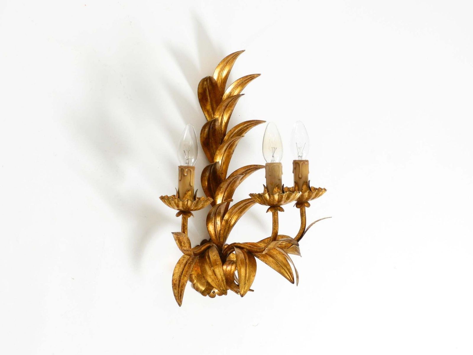 Grote Italiaanse Florentijnse Vergulde Metalen Wandlamp Met 3 Fittingen, jaren 1960 photo for sale