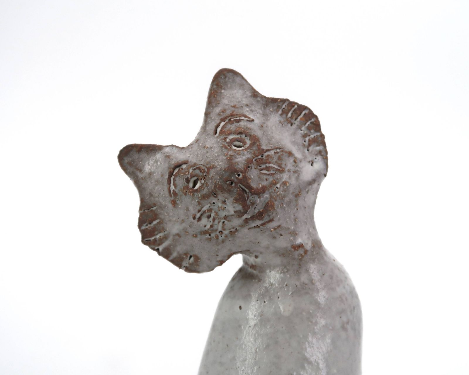 Chat en céramique grise et blanche, pièce unique par un céramiste, années 1970. photo furniture