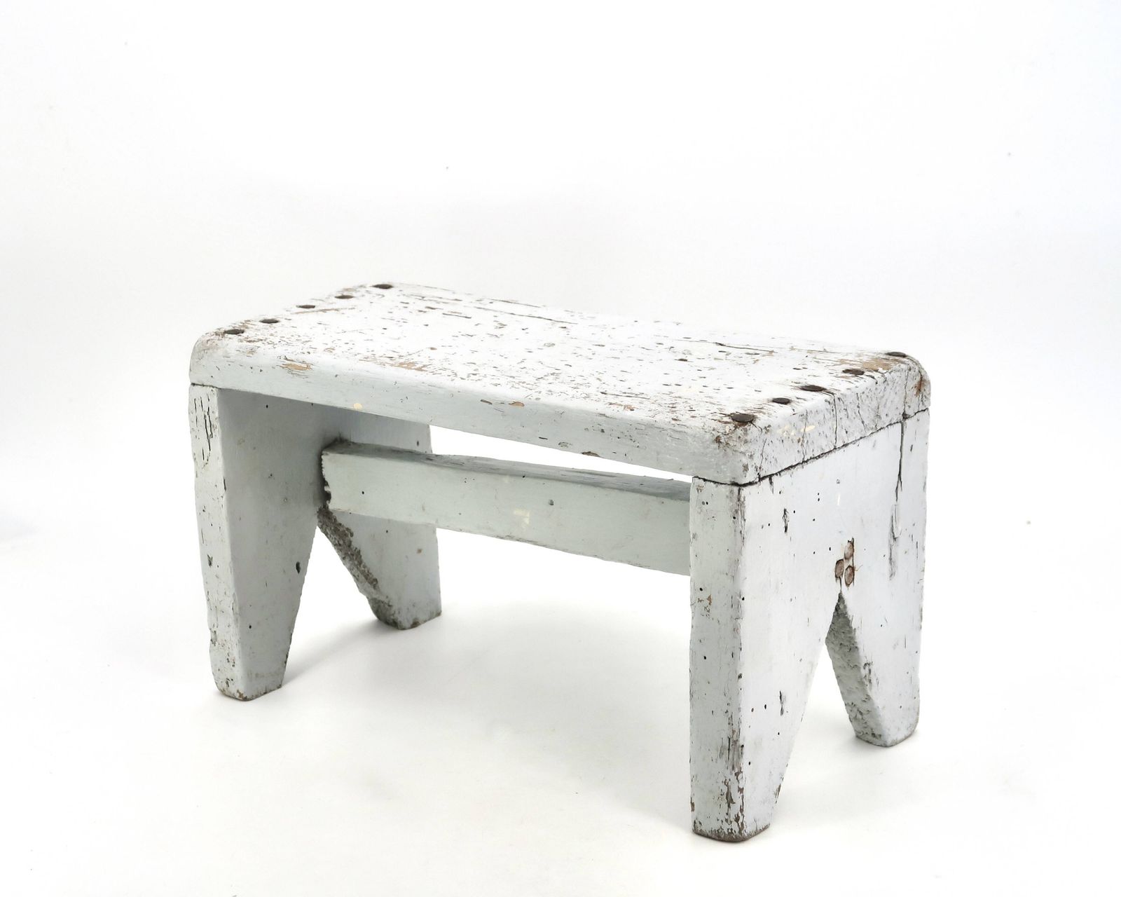 Petit banc gris ou marchepied en bois, années 1950.