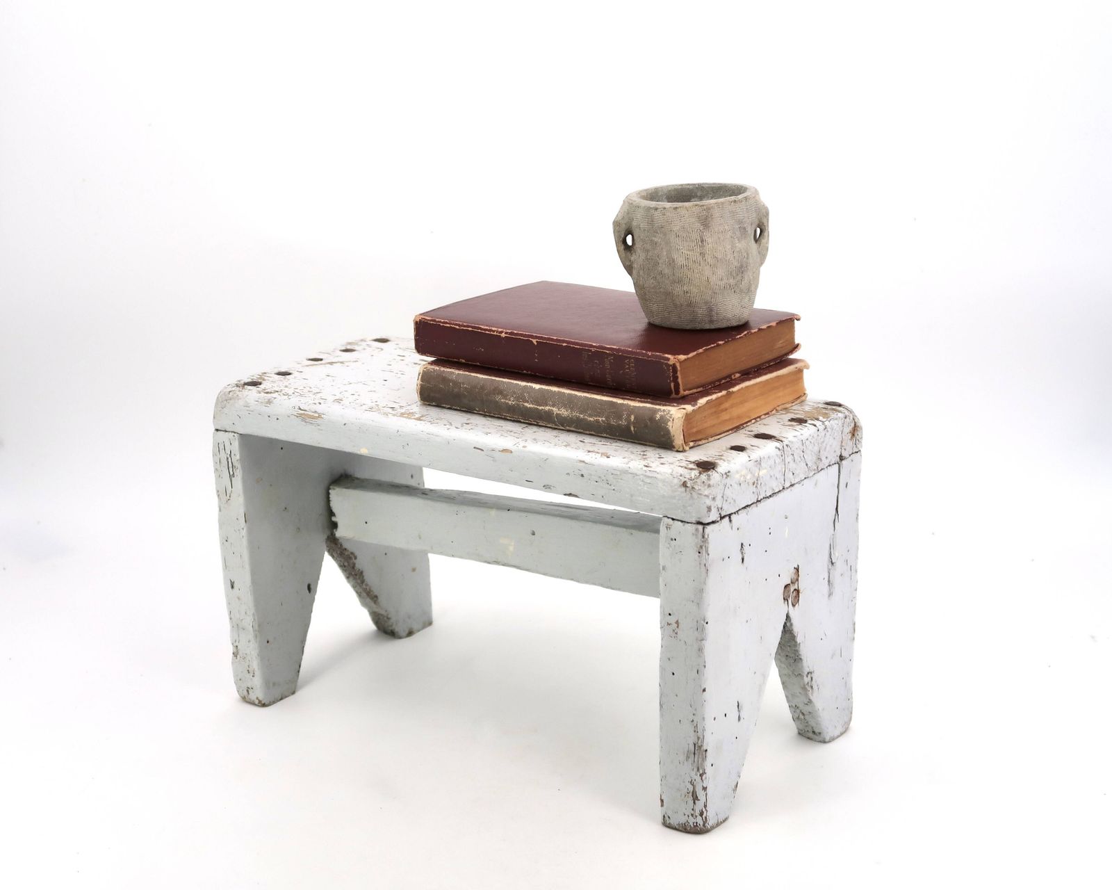 photo for sale Petit banc gris ou marchepied en bois, années 1950.