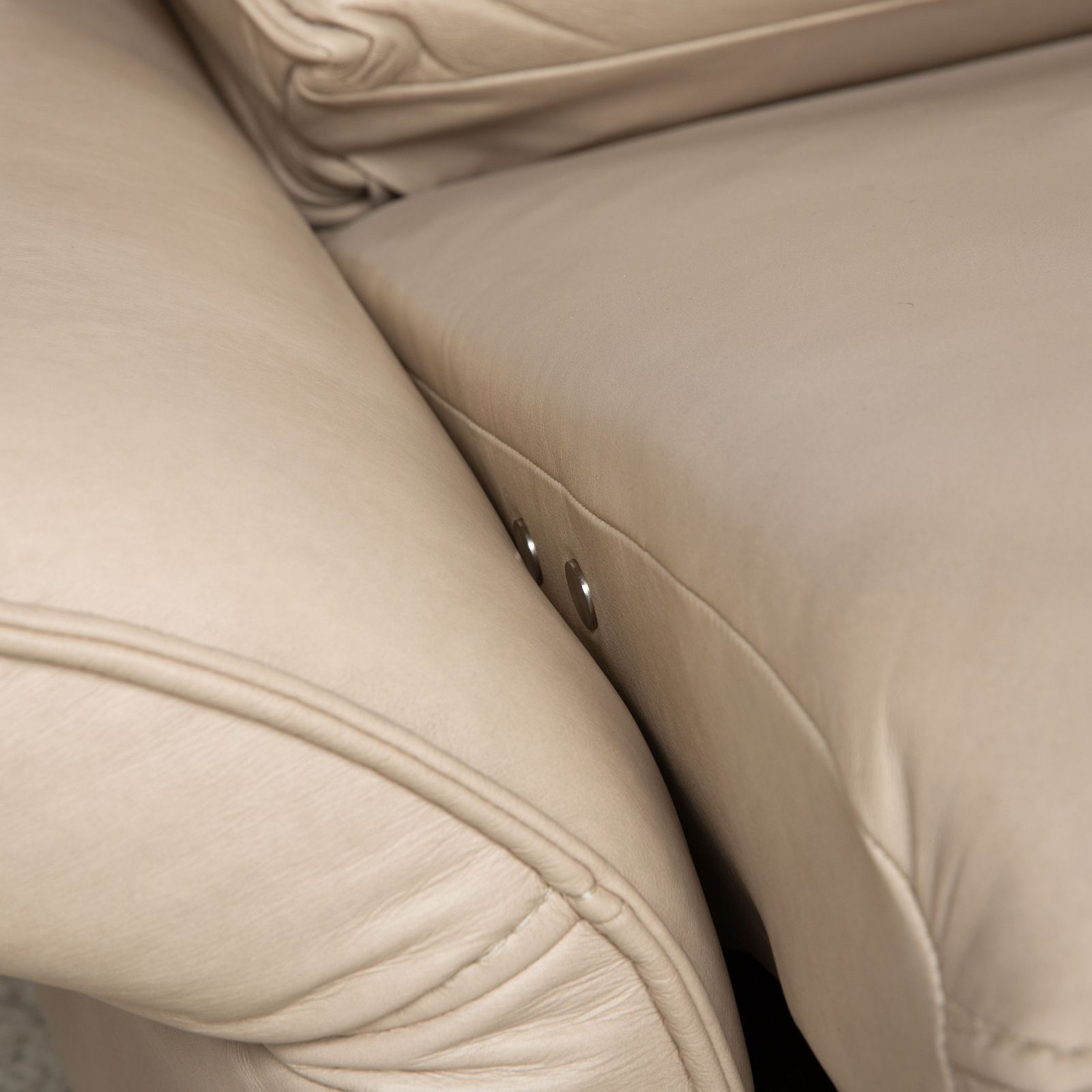 photo furniture Canapé d'angle Hukla Davino en cuir crème et gris