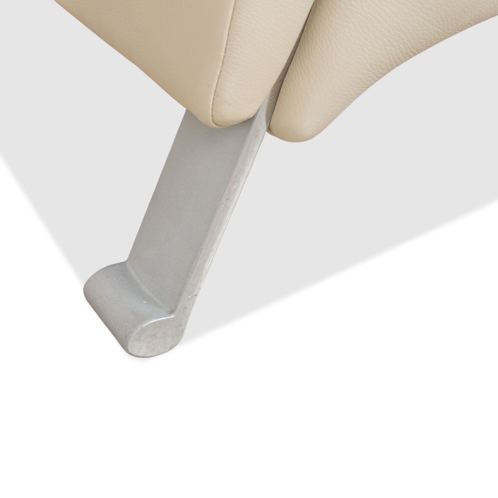 Lot de 2 fauteuils Rolf Benz 322 en cuir blanc crème photo vinterior