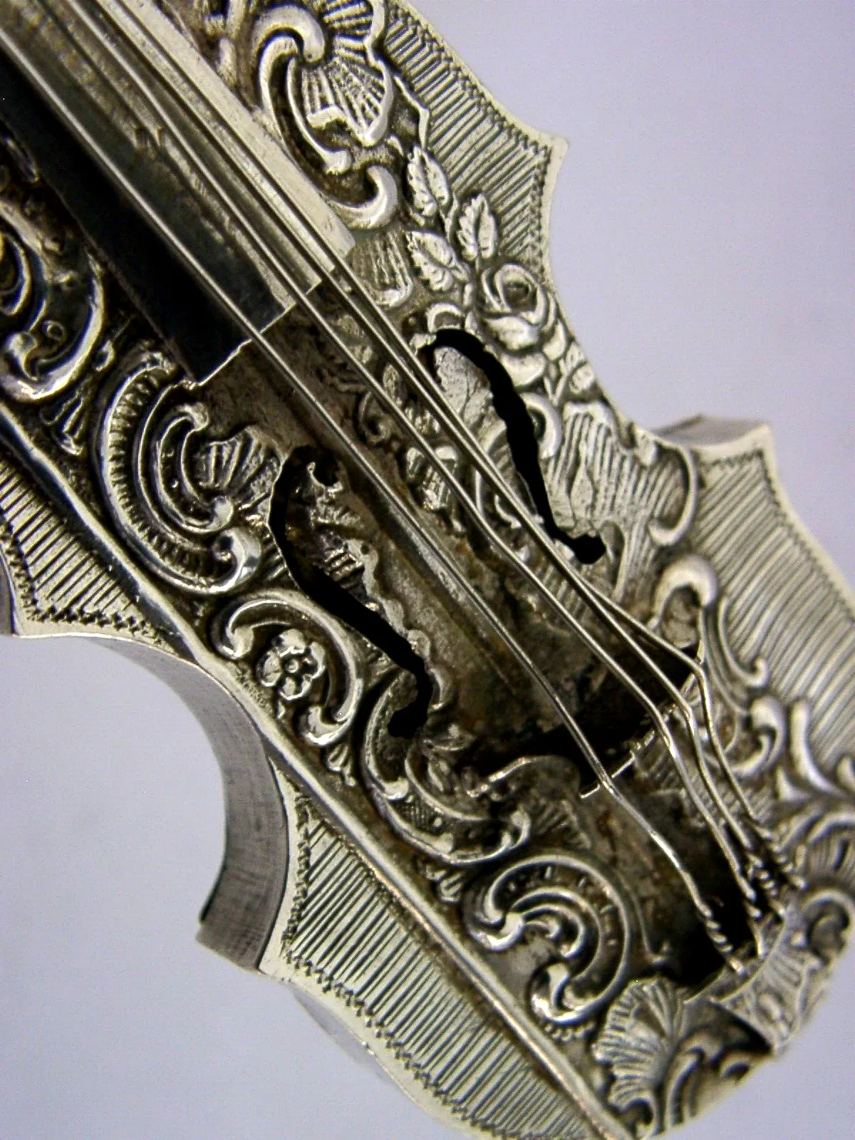 Boîte à potpourri en forme de violoncelle, argent massif 800, d'époque, années 1890 - objet de bureau rare