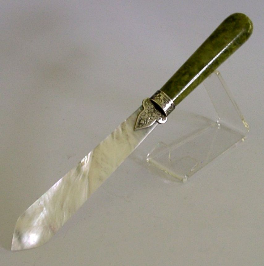 Sterling zilveren brievenopener met parelmoer en Connemara-marmer, 1905