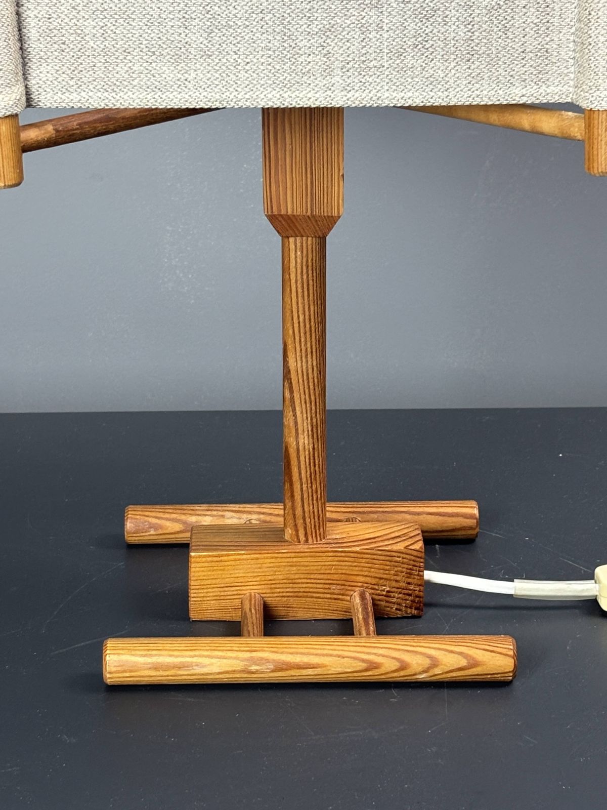 420.0 Lampe de table scandinave mid-century en pin, abat-jour carré en tissu, années 1970 photo
