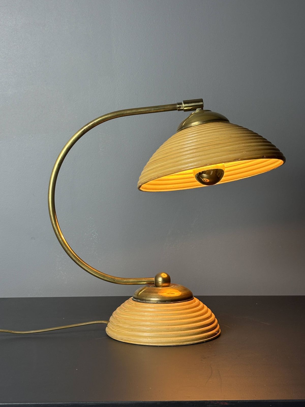 photo furniture Lampe de table mid-century en rotin jonc de crayon et laiton, Italie, années 1970
