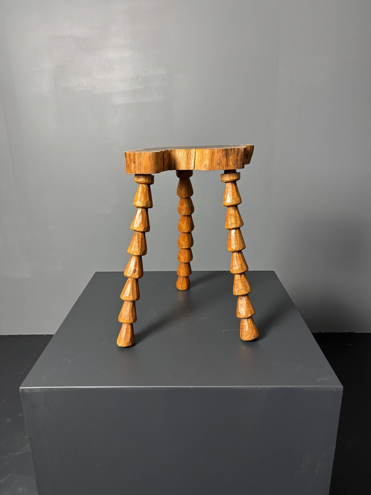Tabouret tripode mid-century brutaliste artisanal en bois tourné, vers 1960 photo 505.0