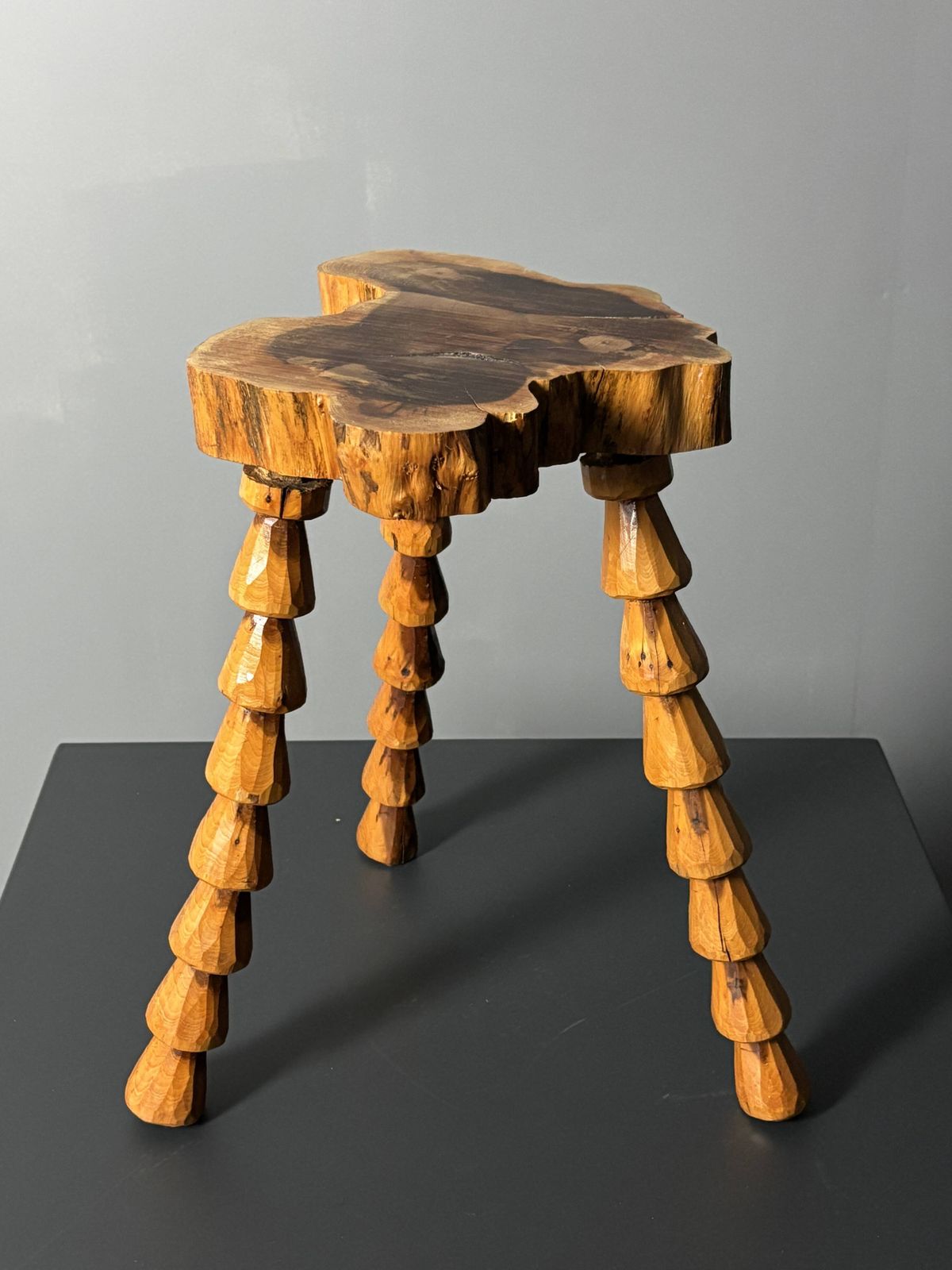 photo buy Tabouret tripode mid-century brutaliste artisanal en bois tourné, vers 1960