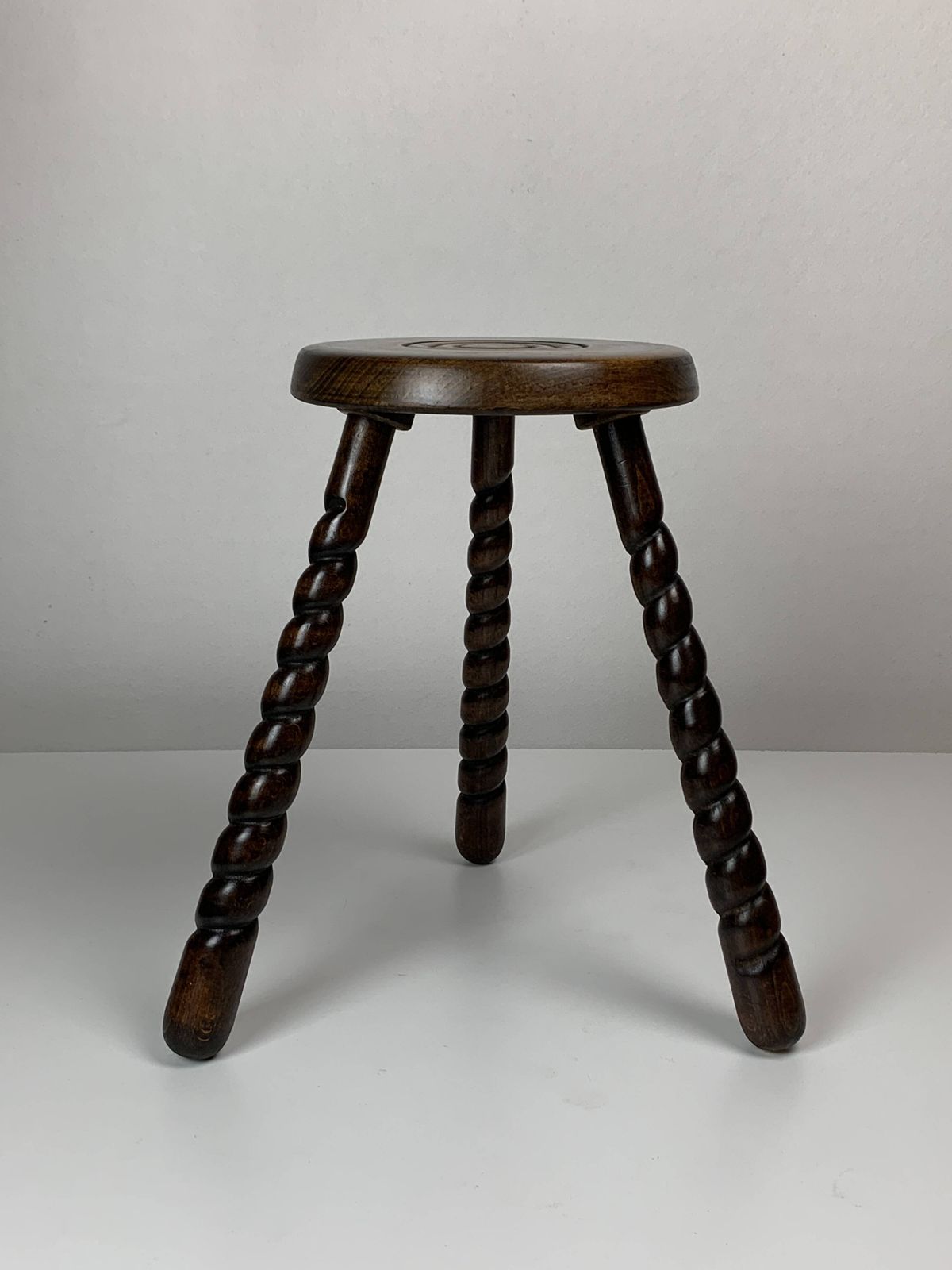 Paire de tabourets à pieds tournés en bois, style brutaliste mid-century, vers 1950 photo Mobilier