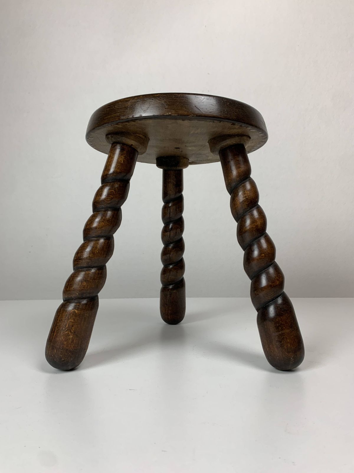 photo vinterior Paire de tabourets à pieds tournés en bois, style brutaliste mid-century, vers 1950