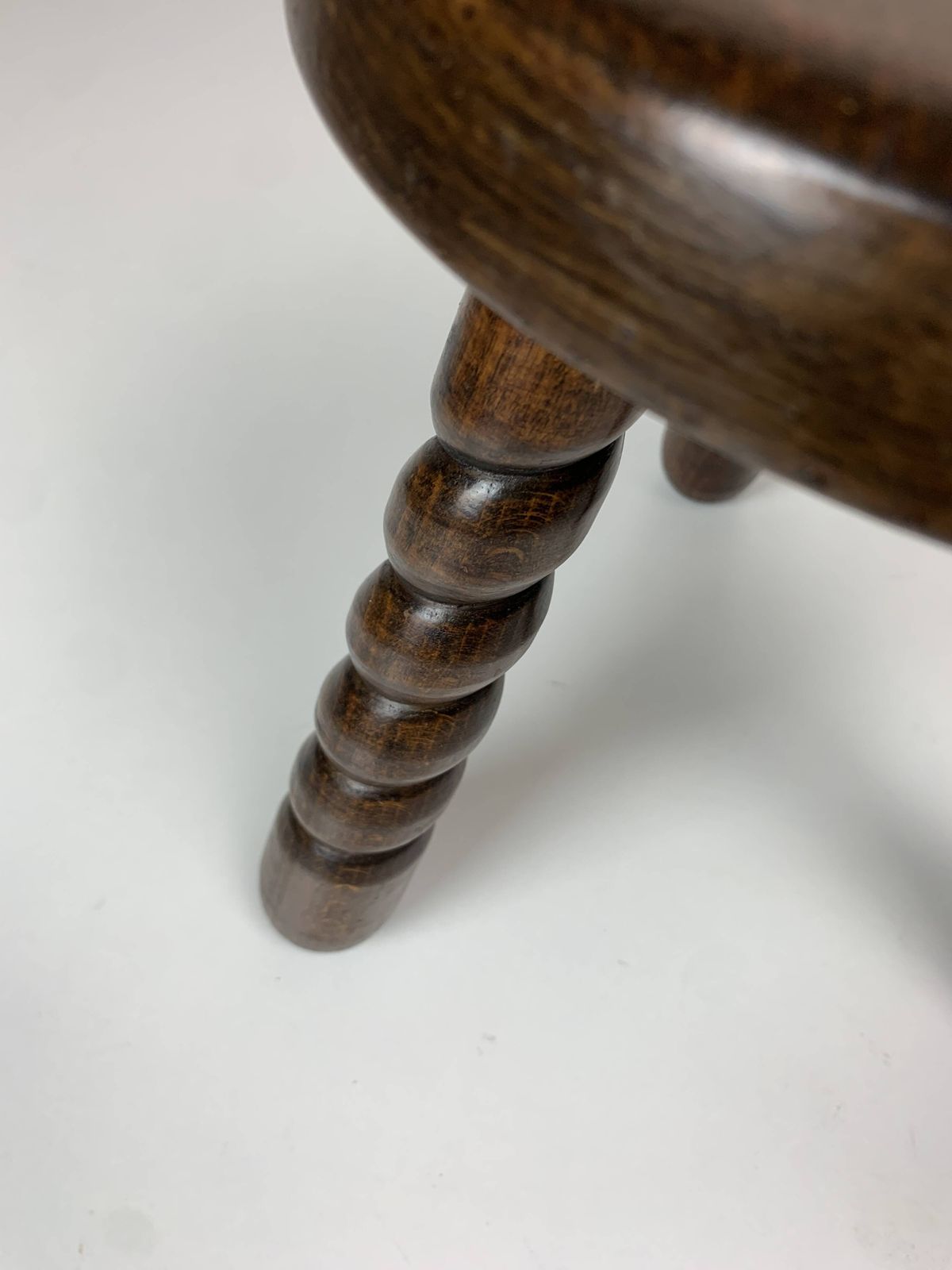 photo vintage Paire de tabourets à pieds tournés en bois, style brutaliste mid-century, vers 1950