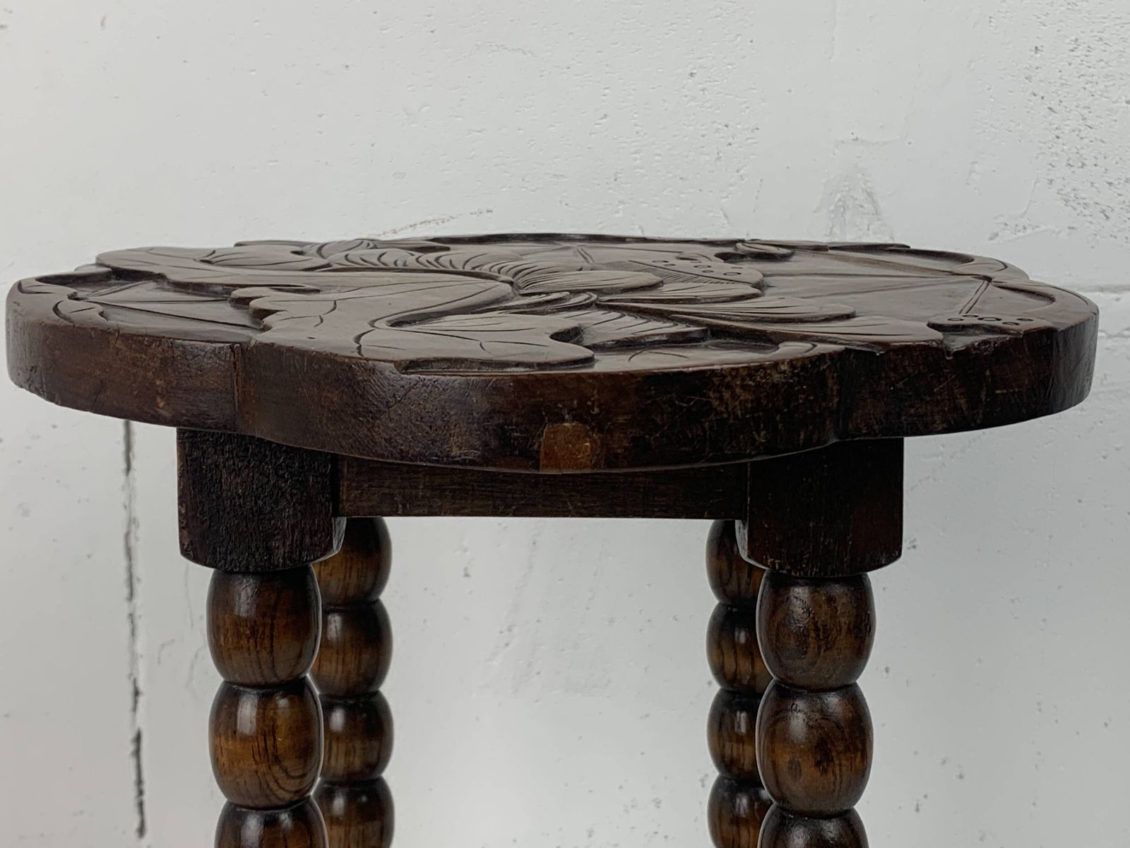 photo furniture Table d'appoint mid-century en chêne sculpté, pieds tournés, motif lotus, années 1950