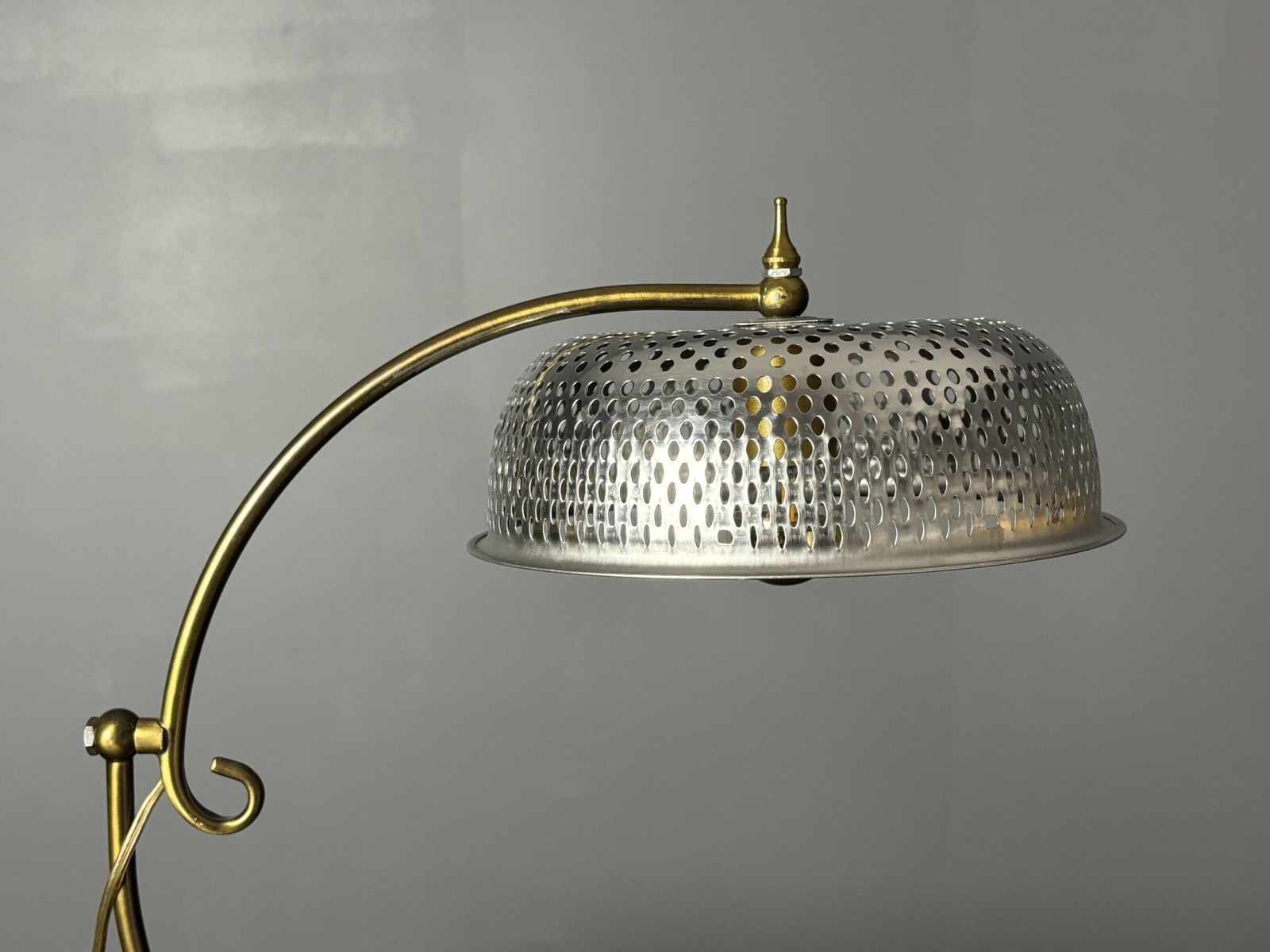 Lampe de table sculptural mid-century à hauteur réglable, abat-jour perforé, années 1960 photo buy
