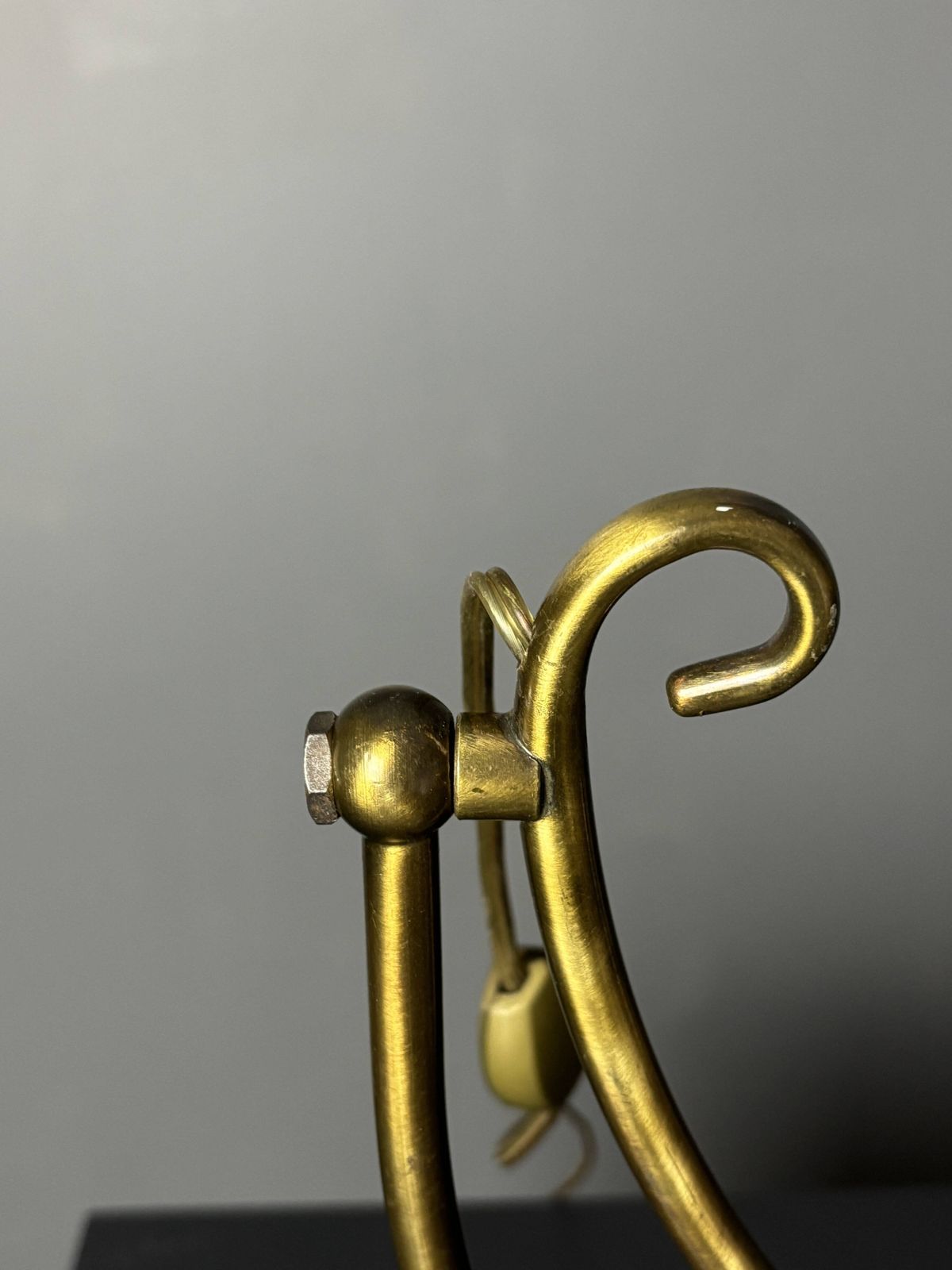 photo for sale Lampe de table sculptural mid-century à hauteur réglable, abat-jour perforé, années 1960