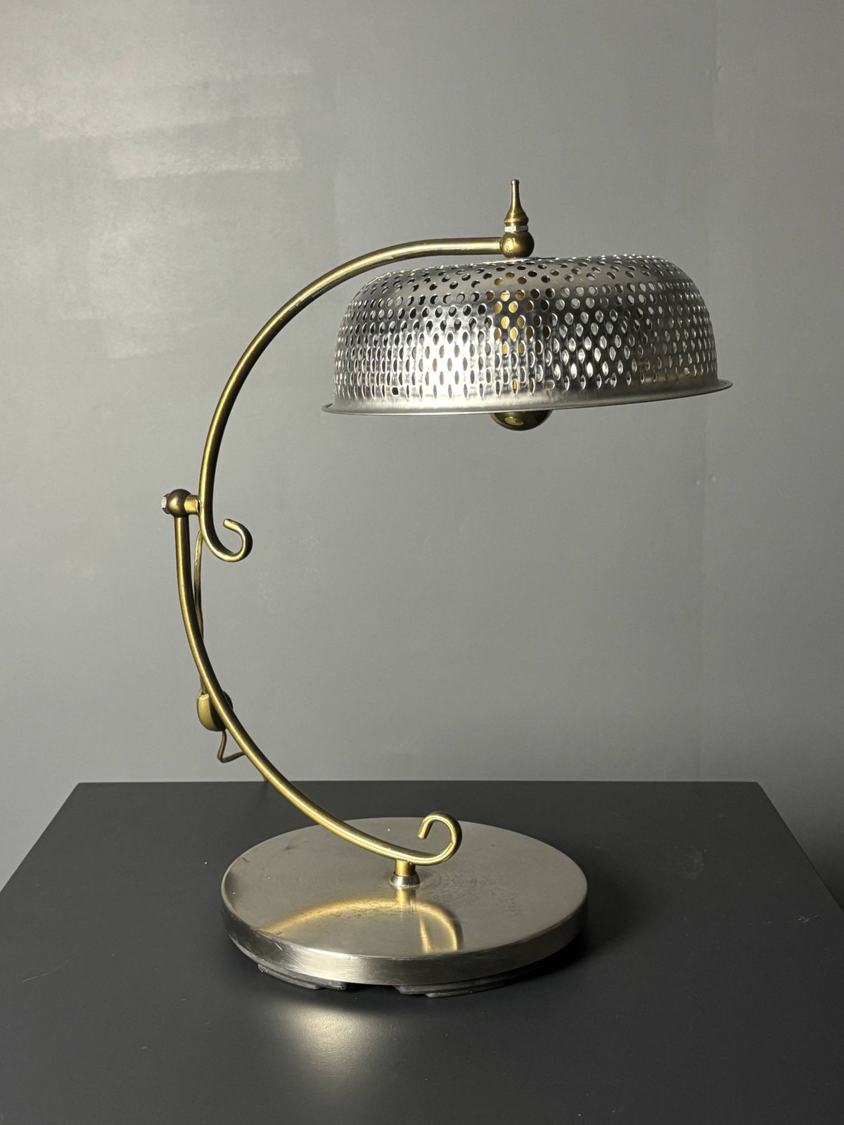 photo buy Lampe de table sculptural mid-century à hauteur réglable, abat-jour perforé, années 1960