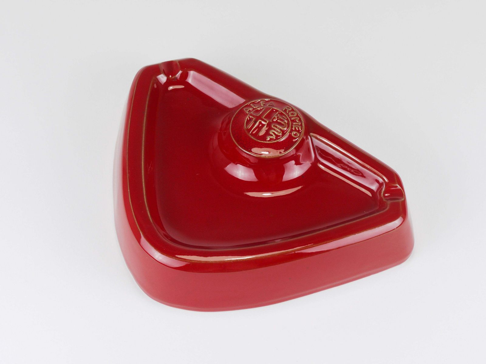 Alfa Romeo rode keramieken asbak, reliëflogo, Cnf Nicola Fasano, Italië, jaren 1970 photo Woonaccessoires