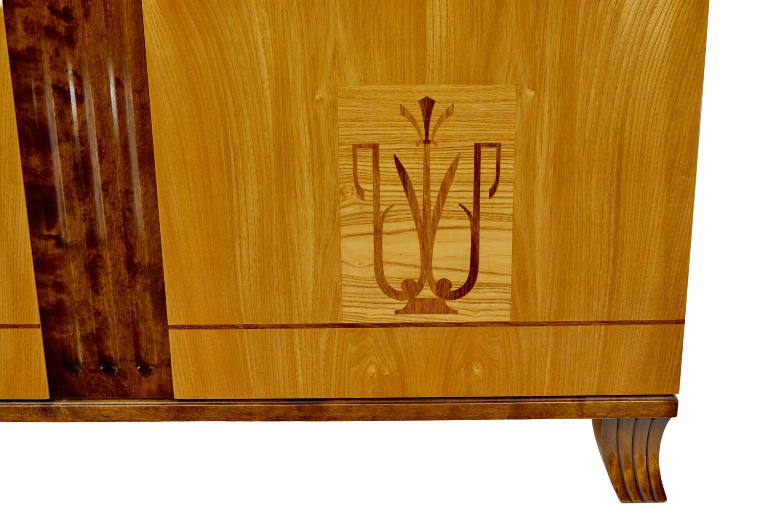 Scandinavisch Art Deco Kastje met Iep- en Berkenhoutinleg photo 2475.0
