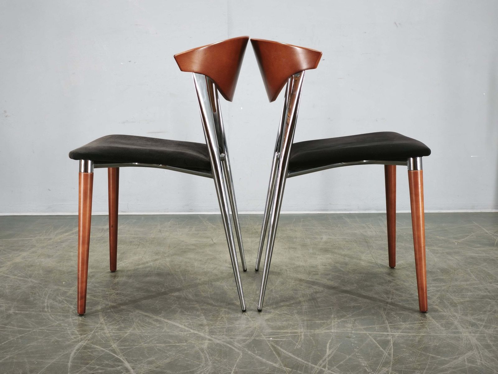 Paco Capdell set van acht Spaanse eetkamerstoelen in chroom, hout en fluweel photo buy