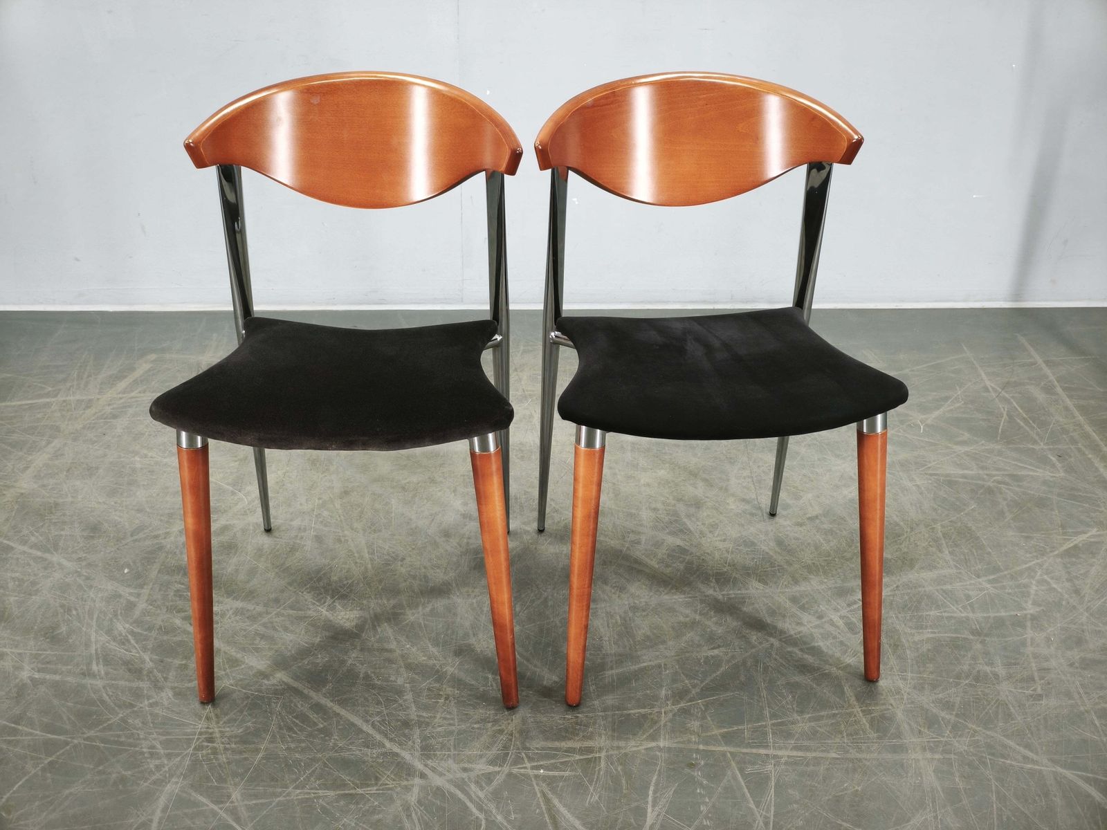 photo vinterior Paco Capdell set van acht Spaanse eetkamerstoelen in chroom, hout en fluweel
