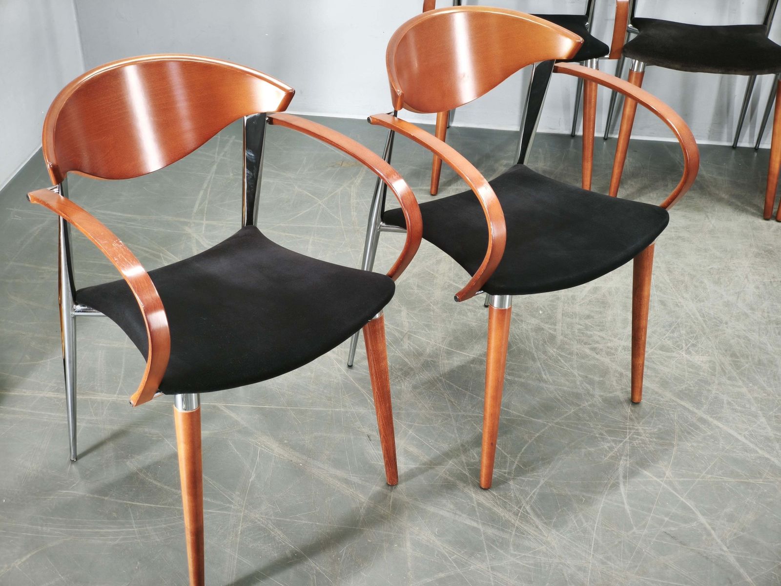 photo vintage Paco Capdell set van acht Spaanse eetkamerstoelen in chroom, hout en fluweel