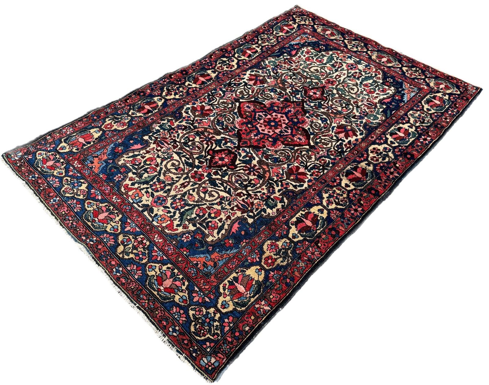 Antiek Bakhtiar tapijt 2,13 m x 1,36 m photo for sale