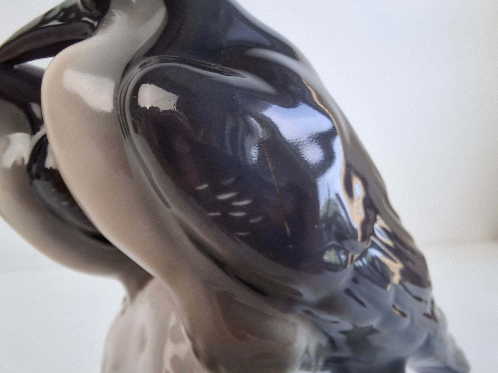 Figurine Art Déco en porcelaine tchèque représentant un pingouin, par Pfeiffer & Löwenstein, vers 1930 photo furniture