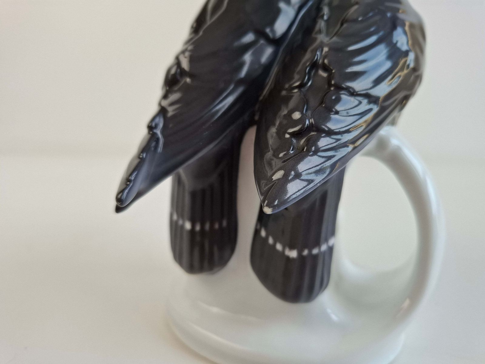 photo for sale Figurine Art Déco en porcelaine tchèque représentant un pingouin, par Pfeiffer & Löwenstein, vers 1930