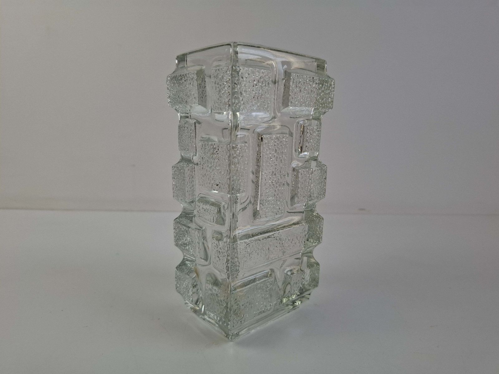 photo furniture Vase en verre « Brickwork » Rudolfova Huť, par Jiří Zejmon, 1969, Tchécoslovaquie