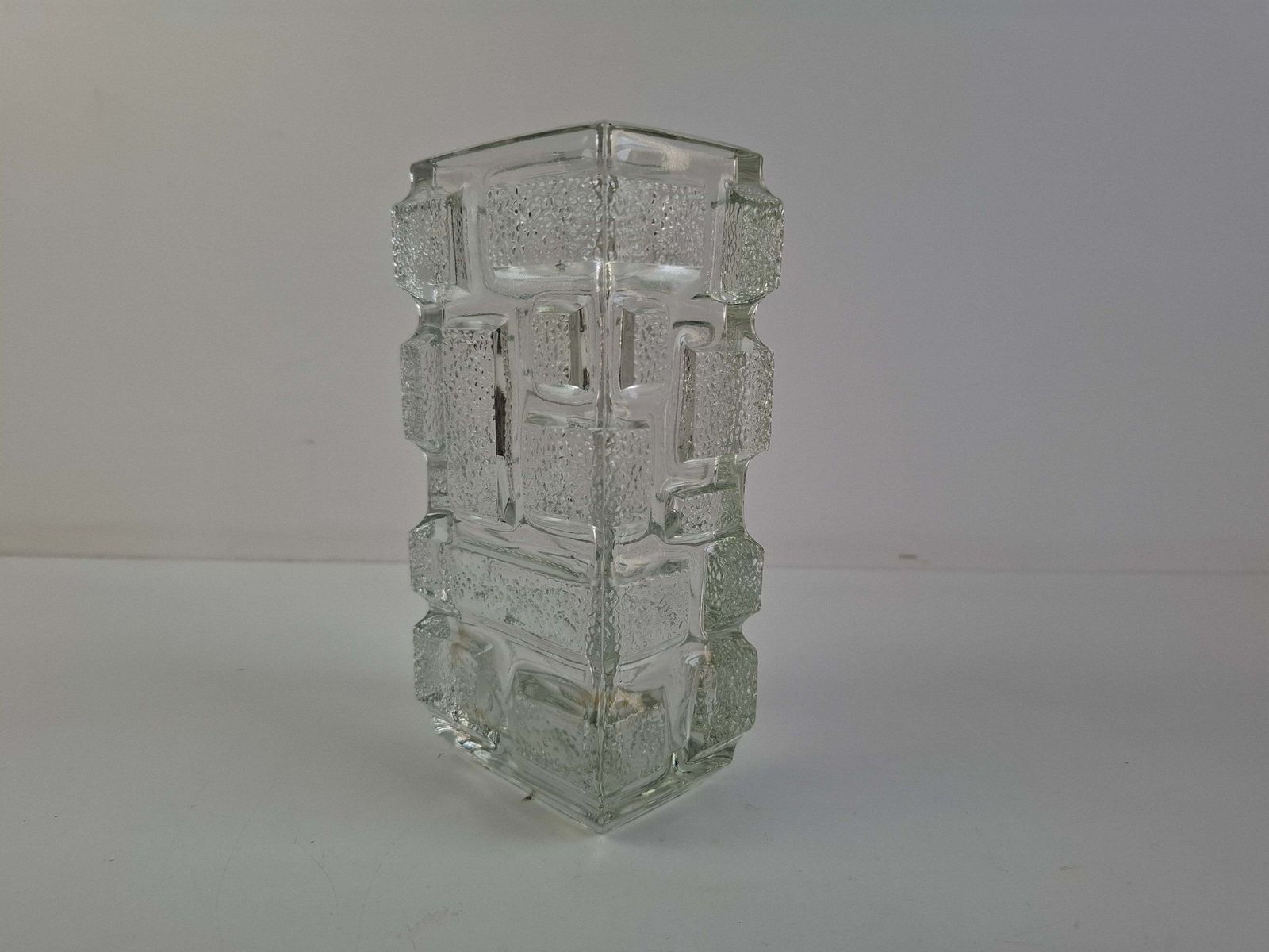 photo for sale Vase en verre « Brickwork » Rudolfova Huť, par Jiří Zejmon, 1969, Tchécoslovaquie
