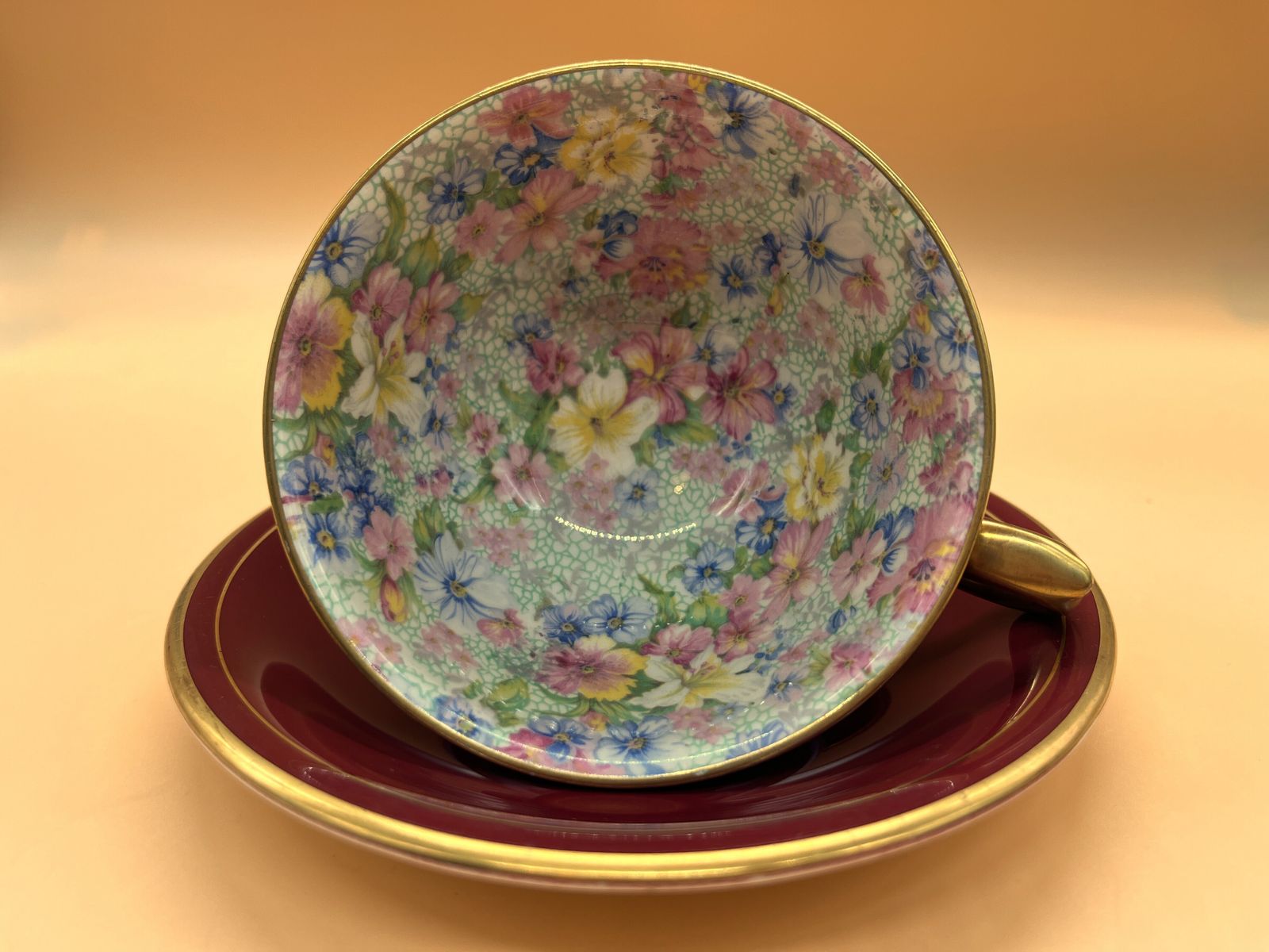 Royal Winton Pottery Marion Chintz Best Gold, tasse à thé à pied et large ouverture avec soucoupe, vers 1930. photo vintage