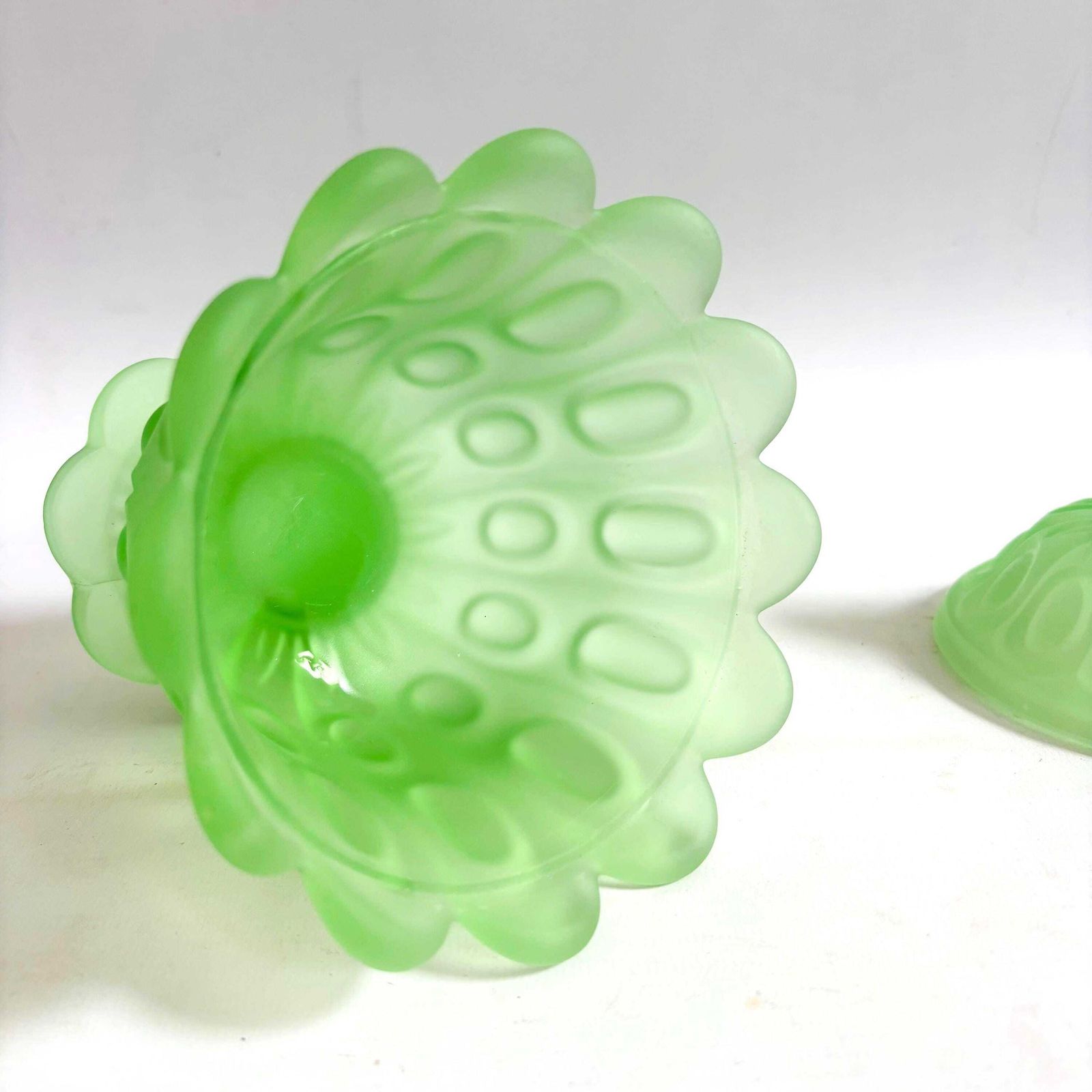 photo vinterior Vintage groene satijnen uraniumglazen snoepschaal, Indiana Glass King's Crown dekselcompote 20 cm