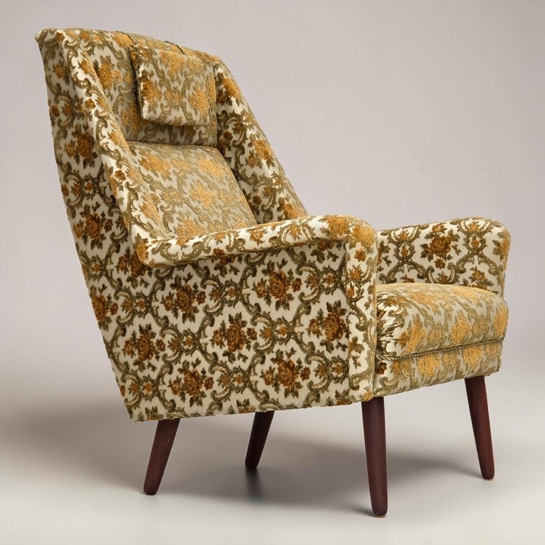 Jaren 1970, Deense fauteuil met hoge rug, bruin/beige meubelstof, teakhout.