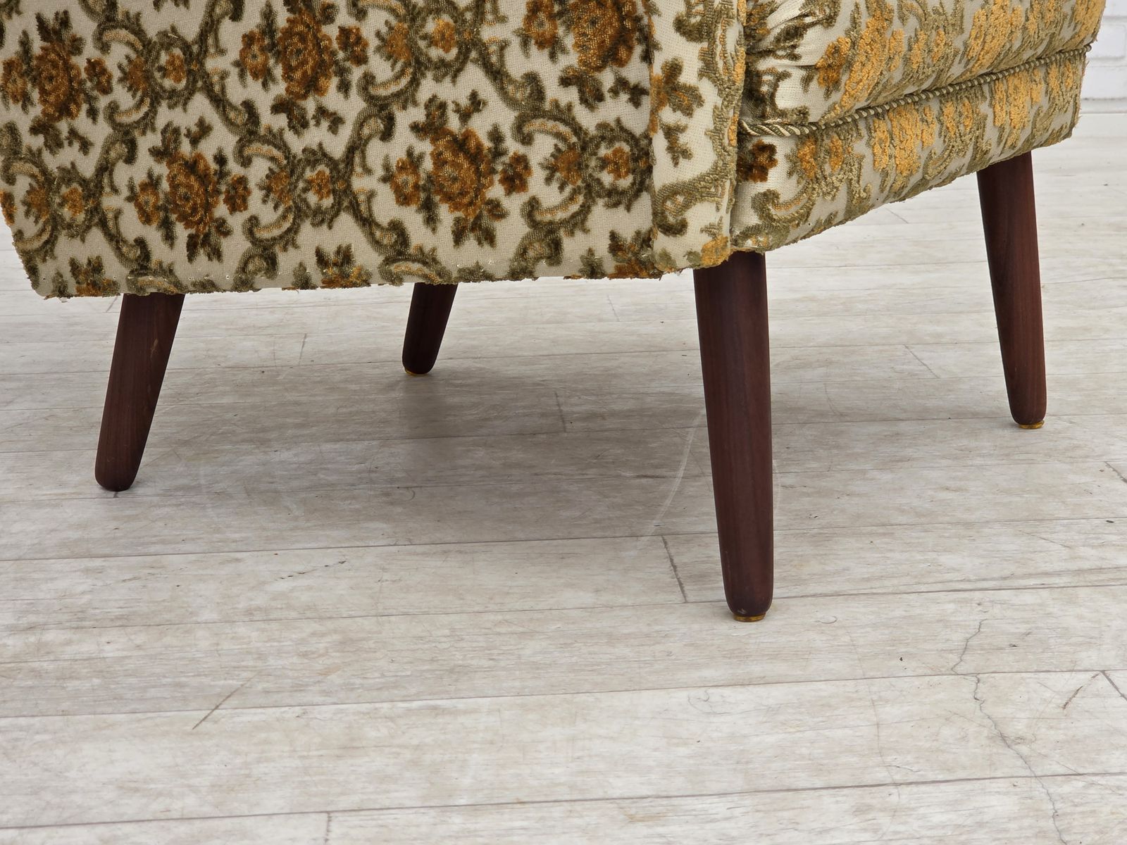 Jaren 1970, Deense fauteuil met hoge rug, bruin/beige meubelstof, teakhout. photo for sale
