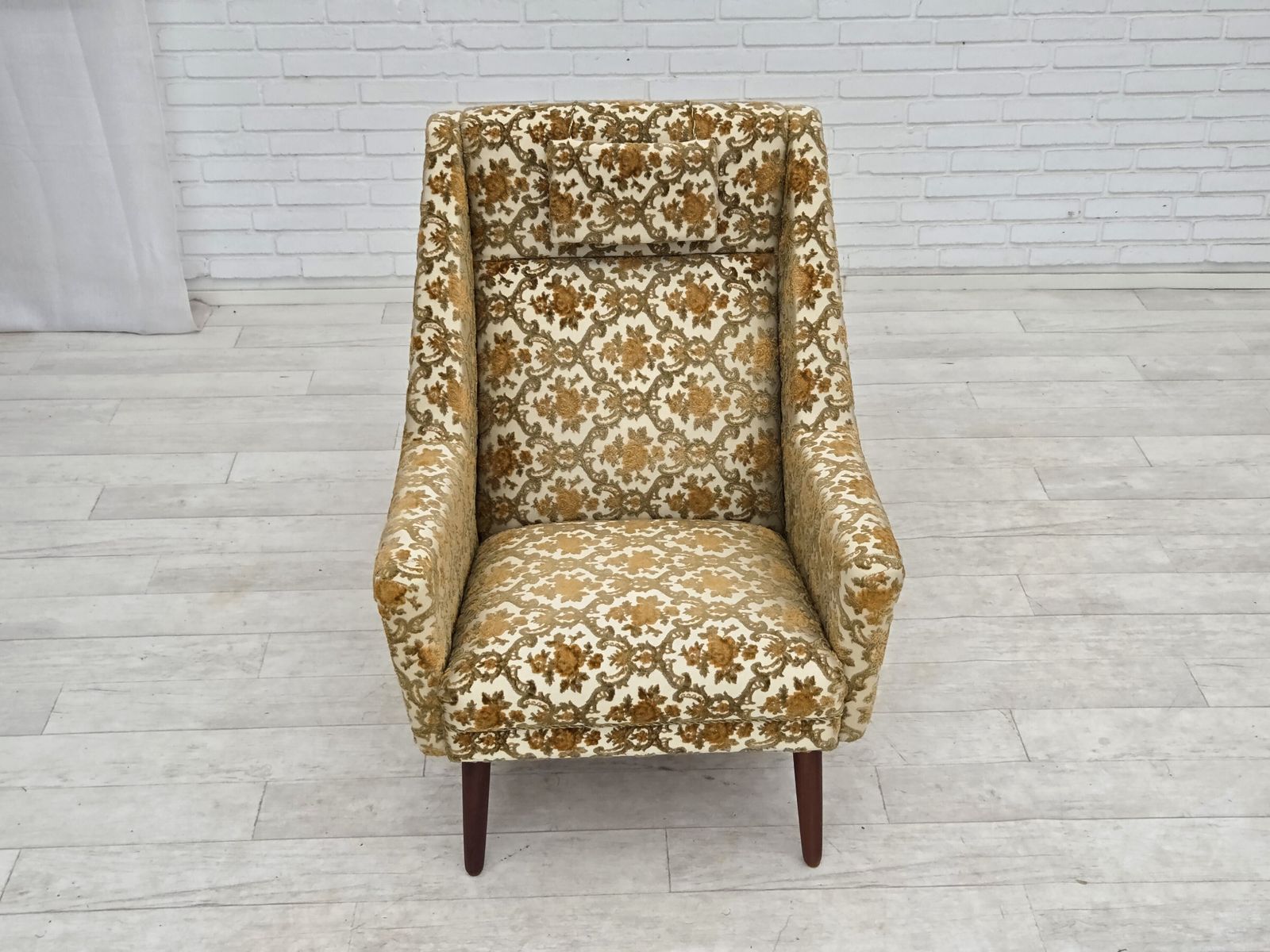 Jaren 1970, Deense fauteuil met hoge rug, bruin/beige meubelstof, teakhout. photo buy