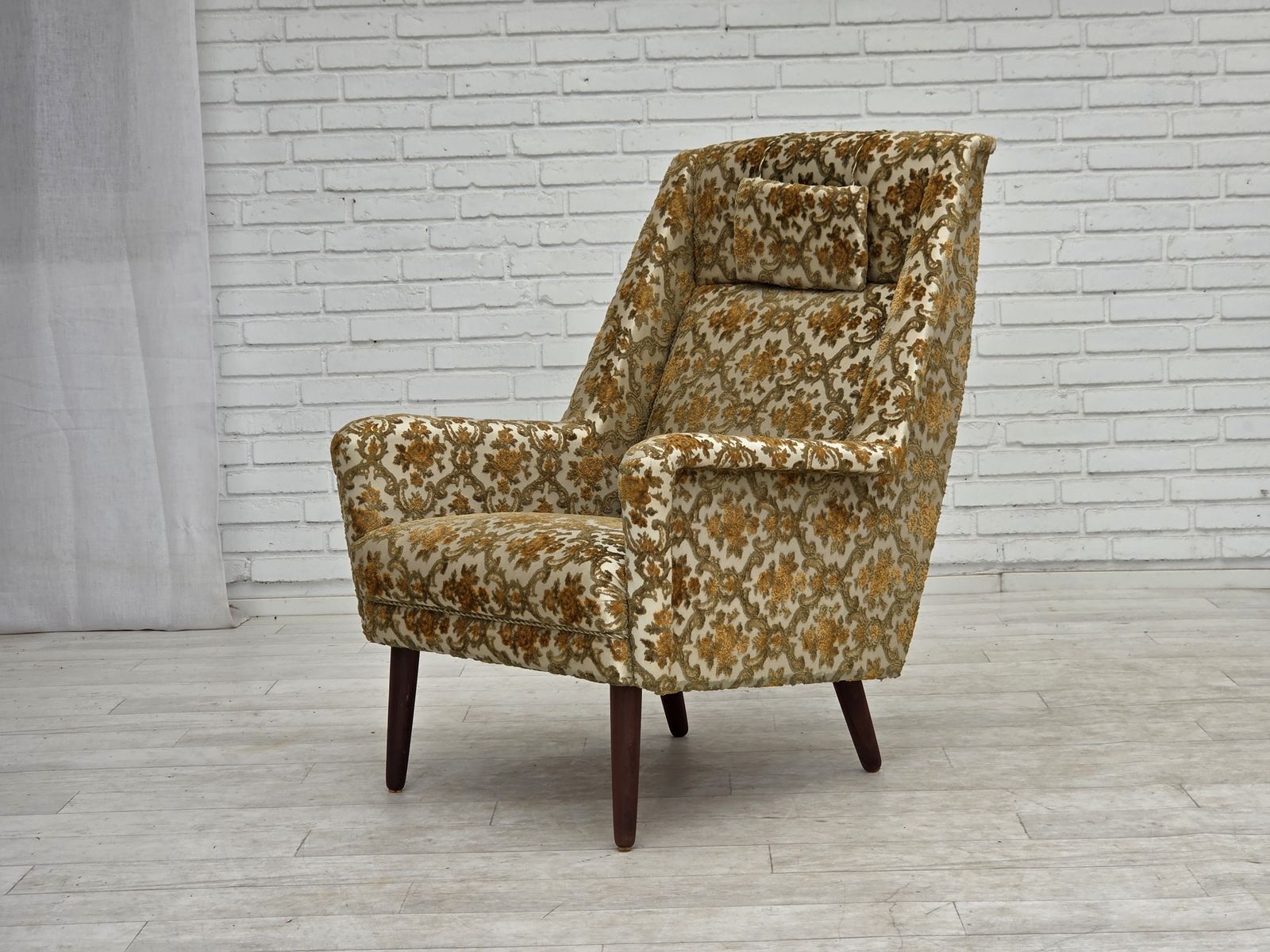 photo buy Jaren 1970, Deense fauteuil met hoge rug, bruin/beige meubelstof, teakhout.