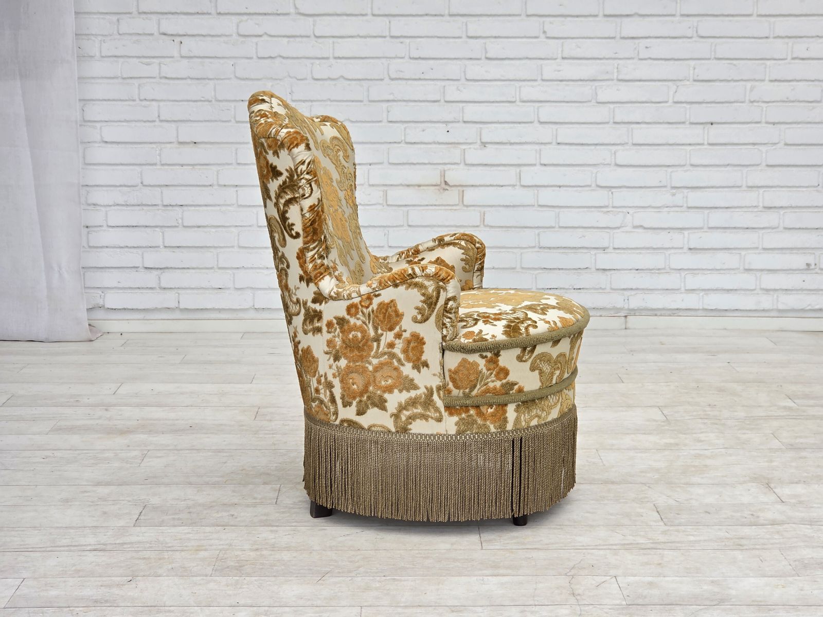 895.0 Ca. jaren 1970, set van 2 kleine Deense fauteuils, bruin/beige meubelstof. photo