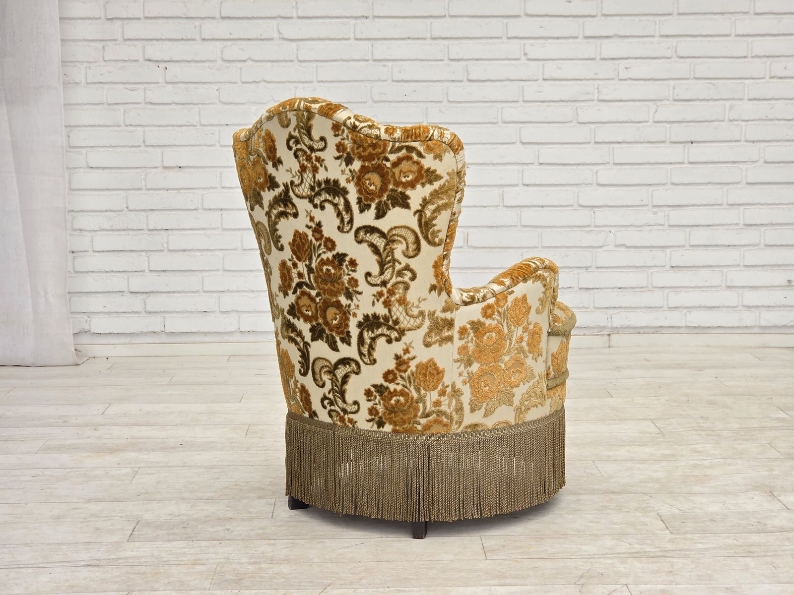 photo buy Ca. jaren 1970, set van 2 kleine Deense fauteuils, bruin/beige meubelstof.
