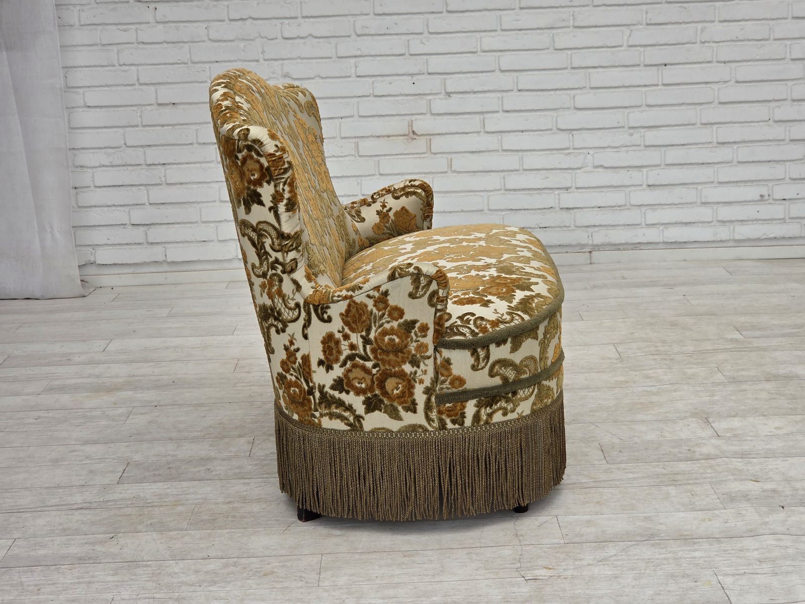 photo furniture Ca. jaren 1970, kleine 2-zits Deense bank, bruin/beige meubelstof.