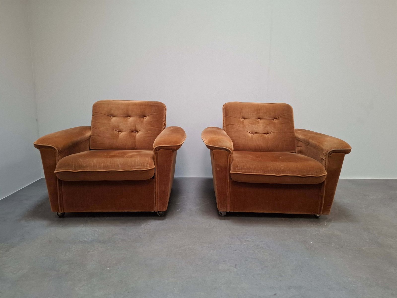 Paire de fauteuils de salon mid-century modern tchèques à roulettes photo buy