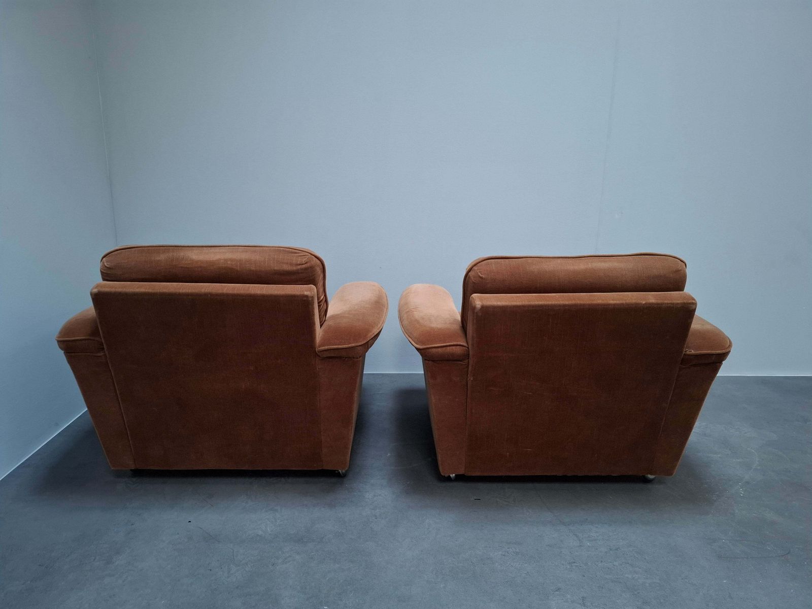 photo vintage Paire de fauteuils de salon mid-century modern tchèques à roulettes