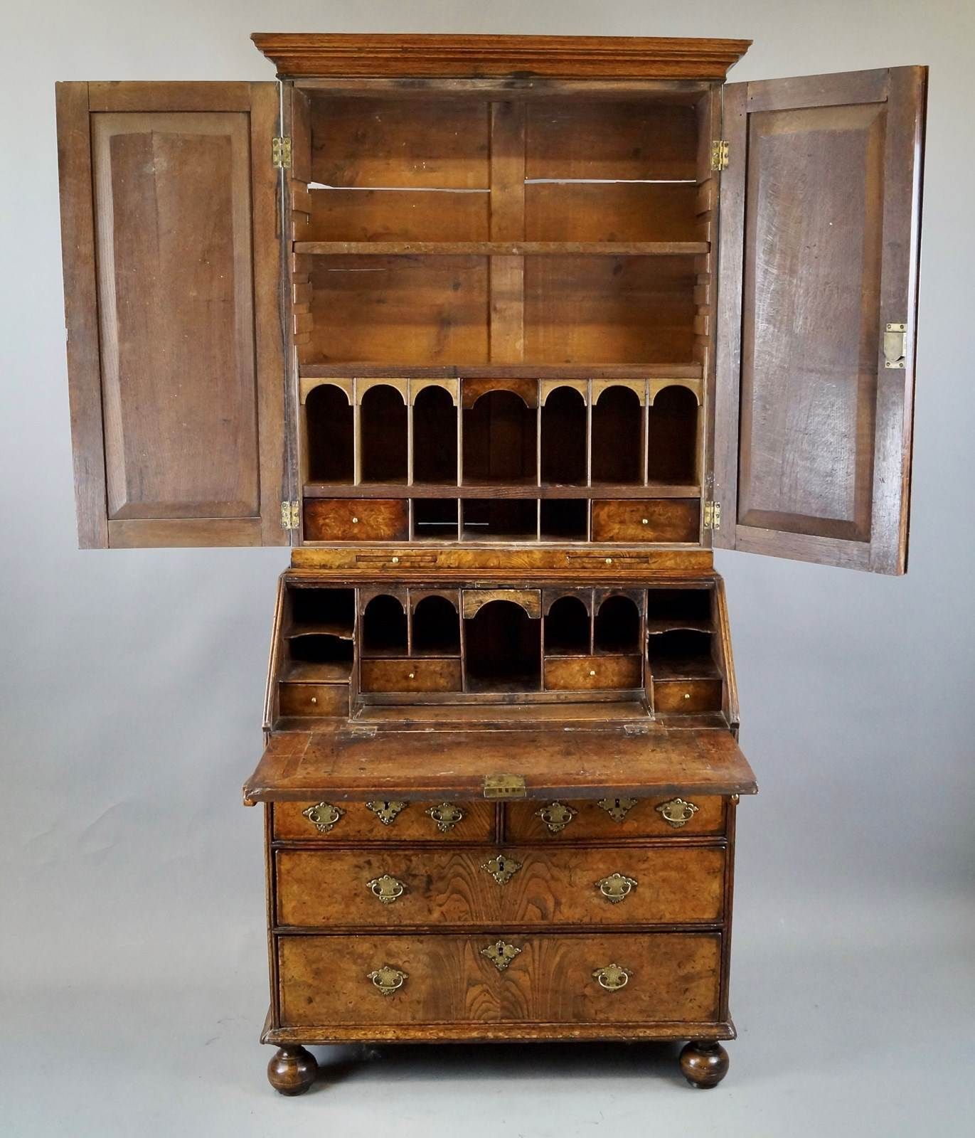 Een zeldzame William & Mary bureauboekenkast in iepenwortelhout photo Meubels